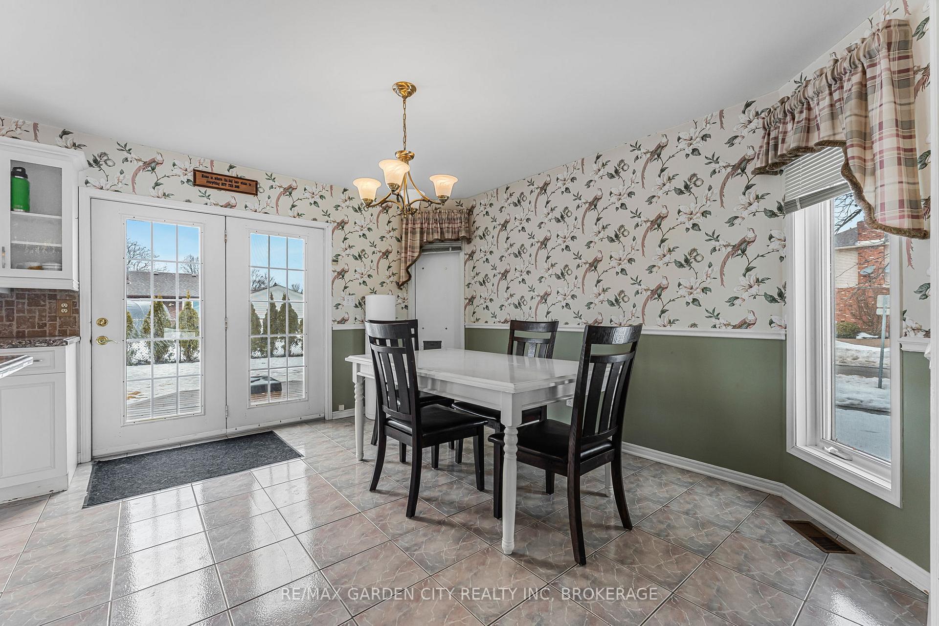 Photo 7 of 111 Green Pointe Drive, Welland, N. Welland — HOMEH