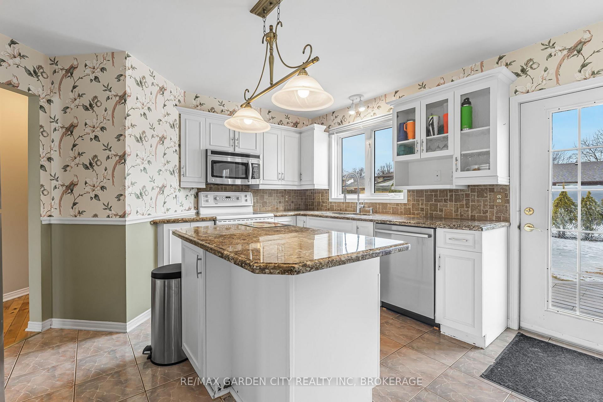 Photo 9 of 111 Green Pointe Drive, Welland, N. Welland — HOMEH