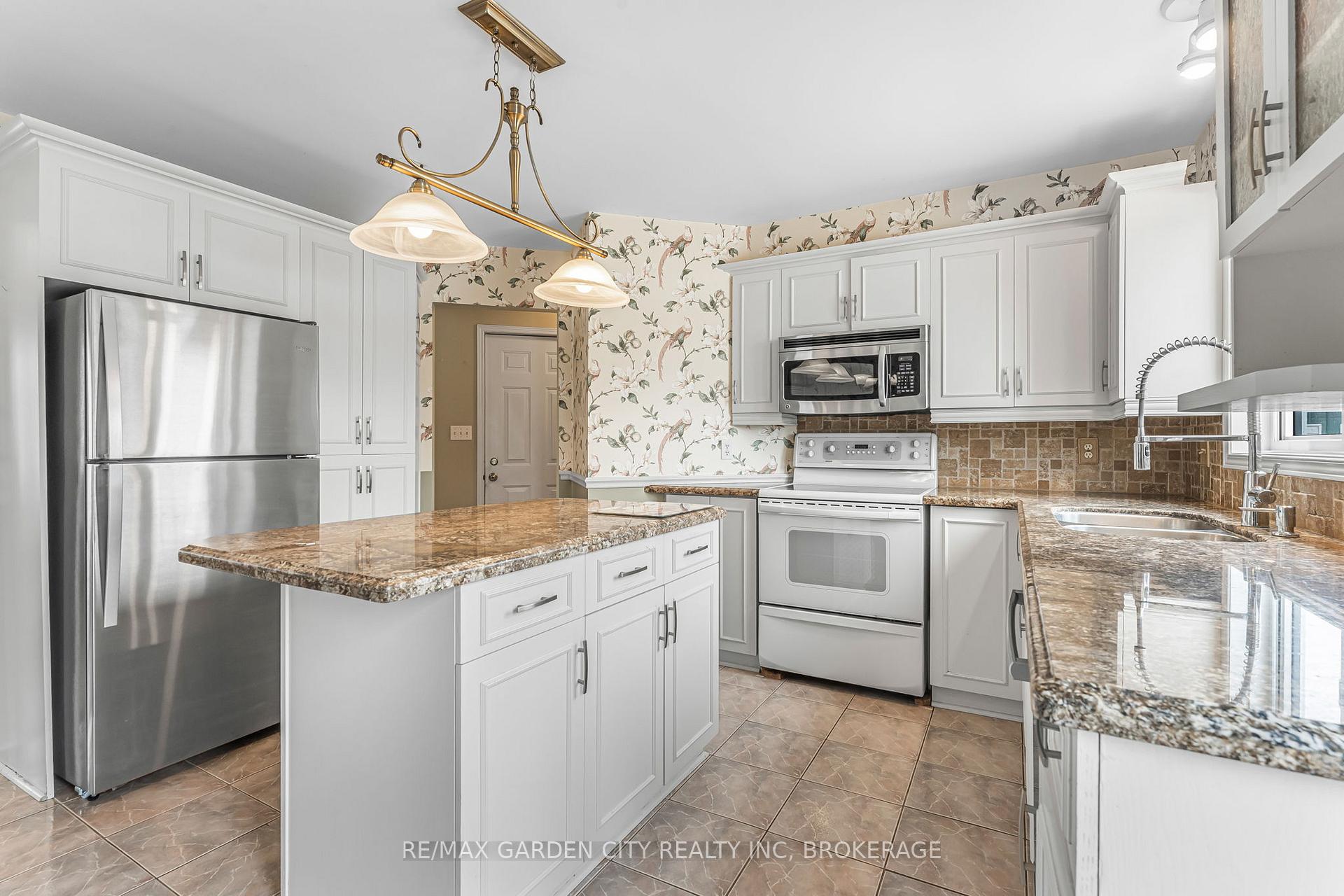 Photo 10 of 111 Green Pointe Drive, Welland, N. Welland — HOMEH