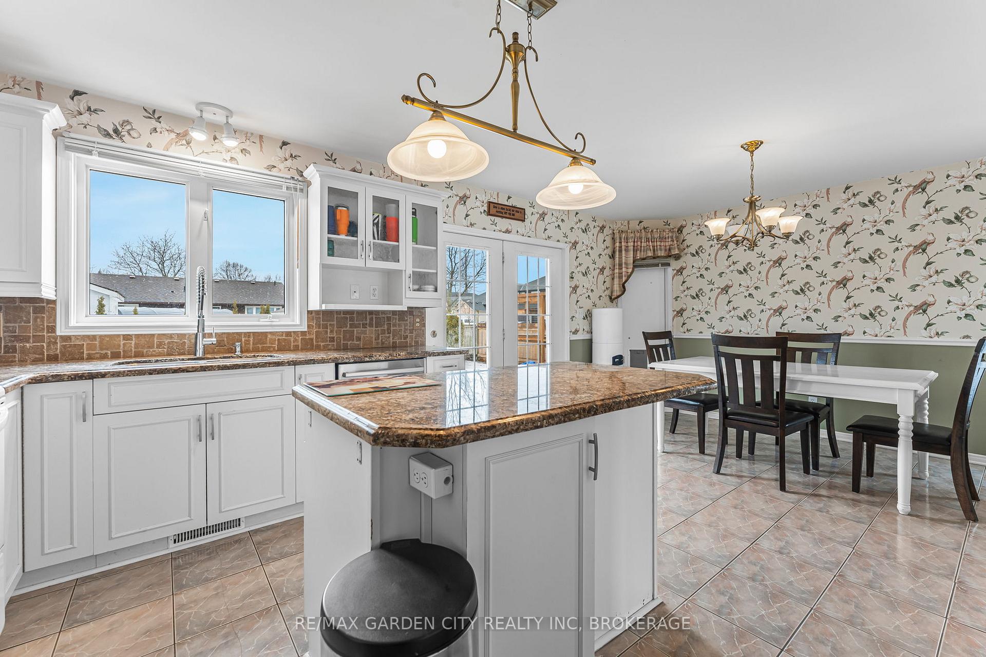 Photo 12 of 111 Green Pointe Drive, Welland, N. Welland — HOMEH