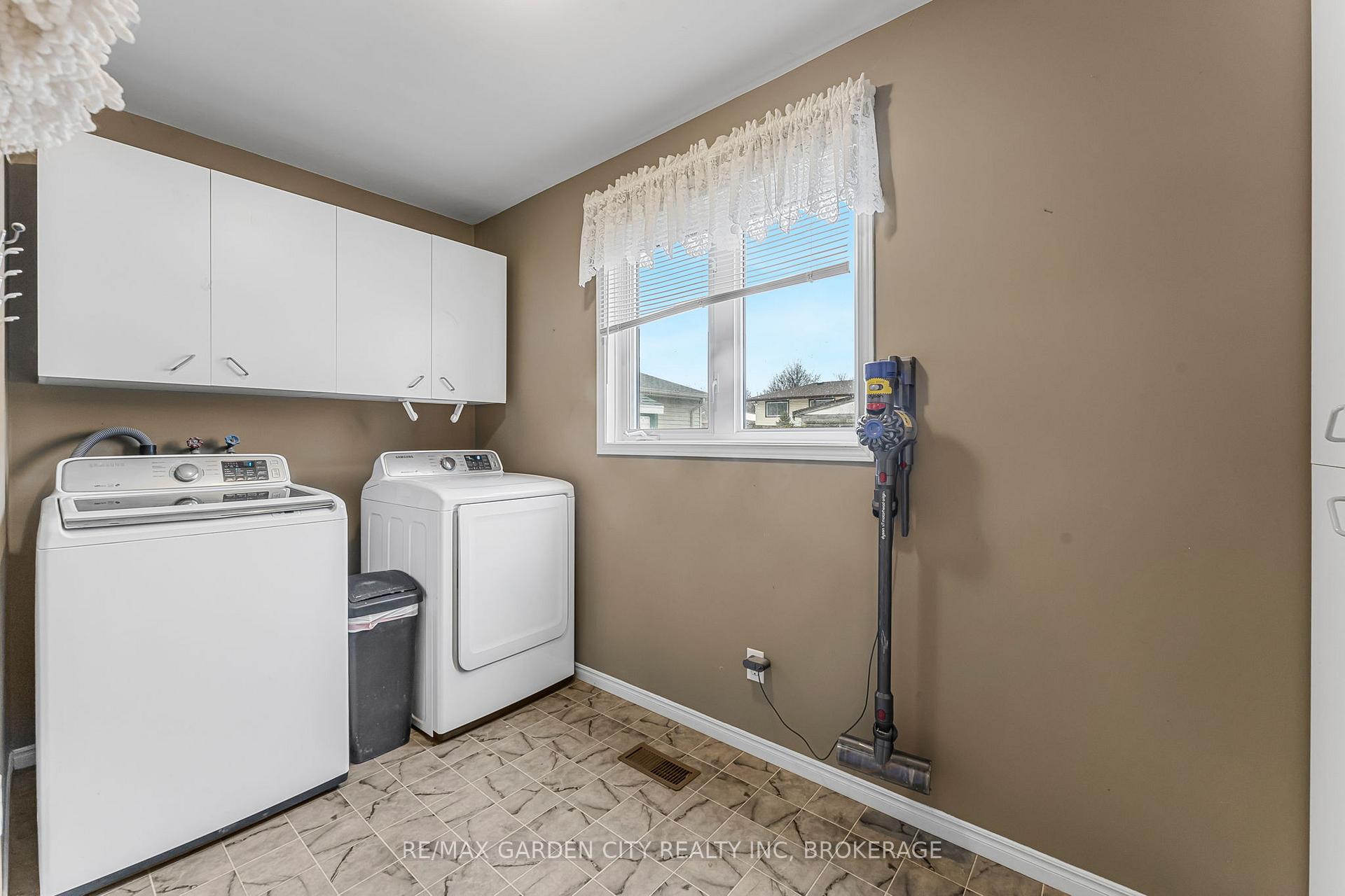 Photo 16 of 111 Green Pointe Drive, Welland, N. Welland — HOMEH