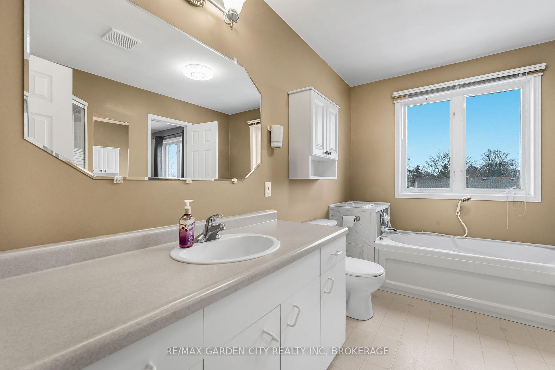 Photo 19 of 111 Green Pointe Drive, Welland, N. Welland — HOMEH