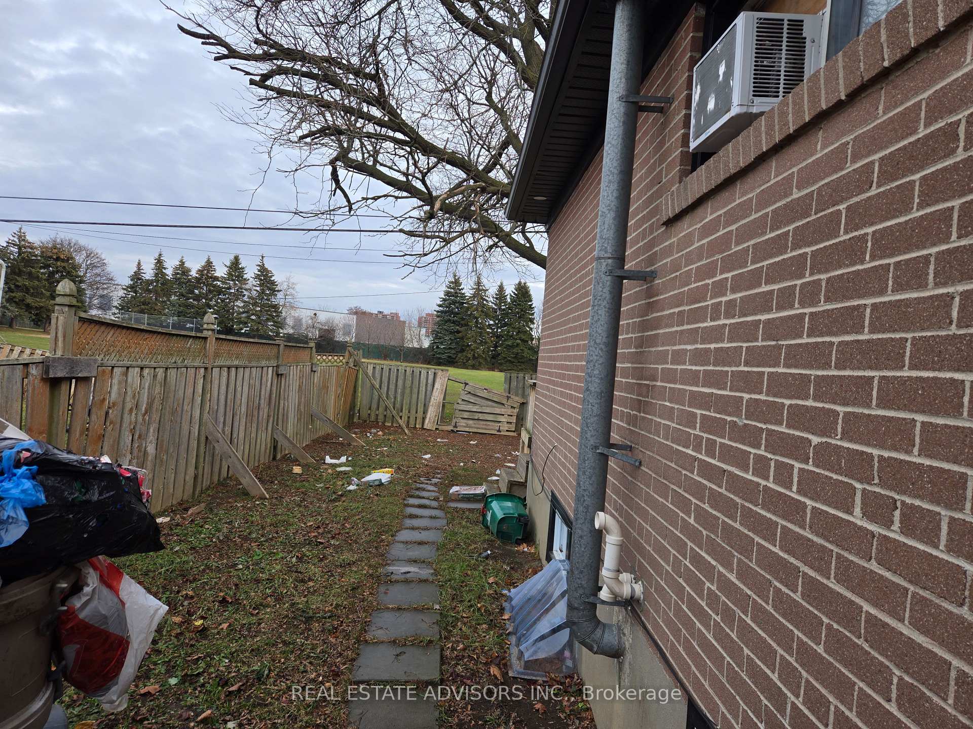 Photo 3 of 309 Rosedale Drive, Whitby, Downtown Whitby — HOMEH