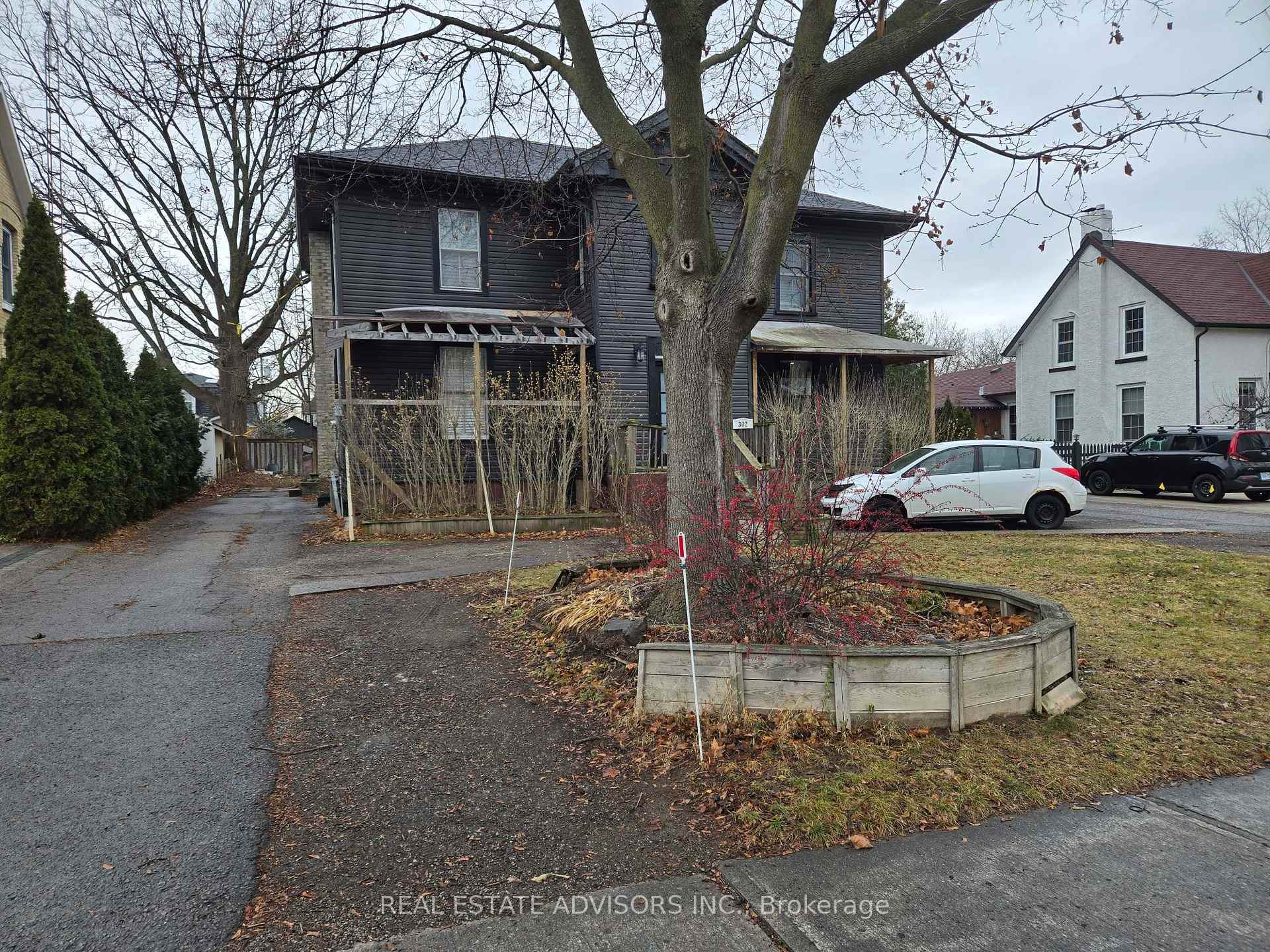Photo 2 of 302 Byron Street N, Whitby, Downtown Whitby — HOMEH