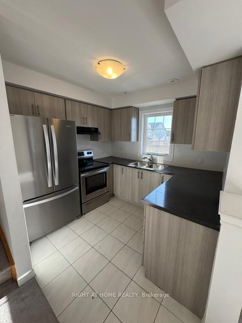 Photo 9 of 45 Great Gabe Crescent, Oshawa, Windfields — HOMEH