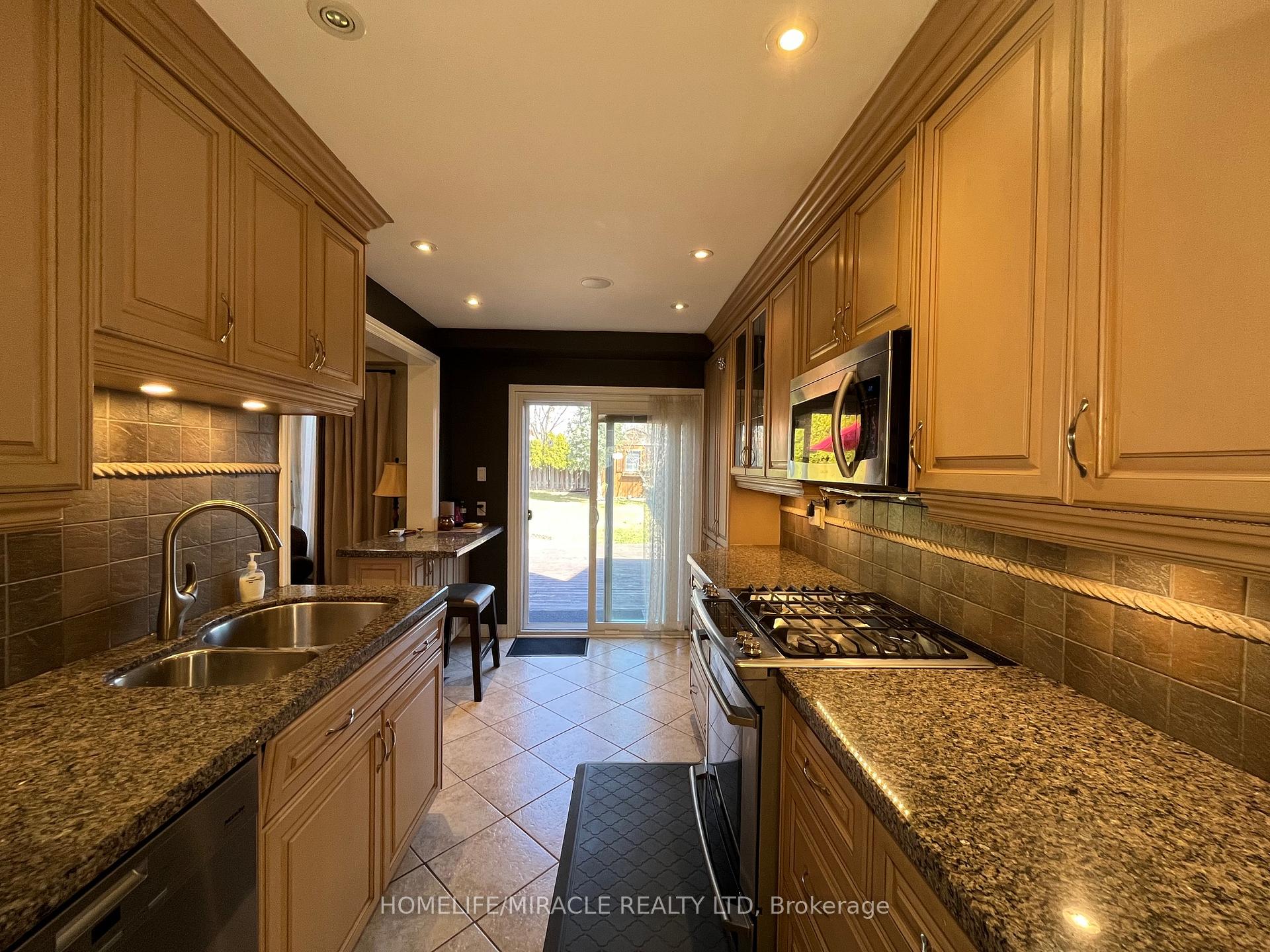 Photo 5 of 19 Teresa Drive, Whitby, Downtown Whitby — HOMEH