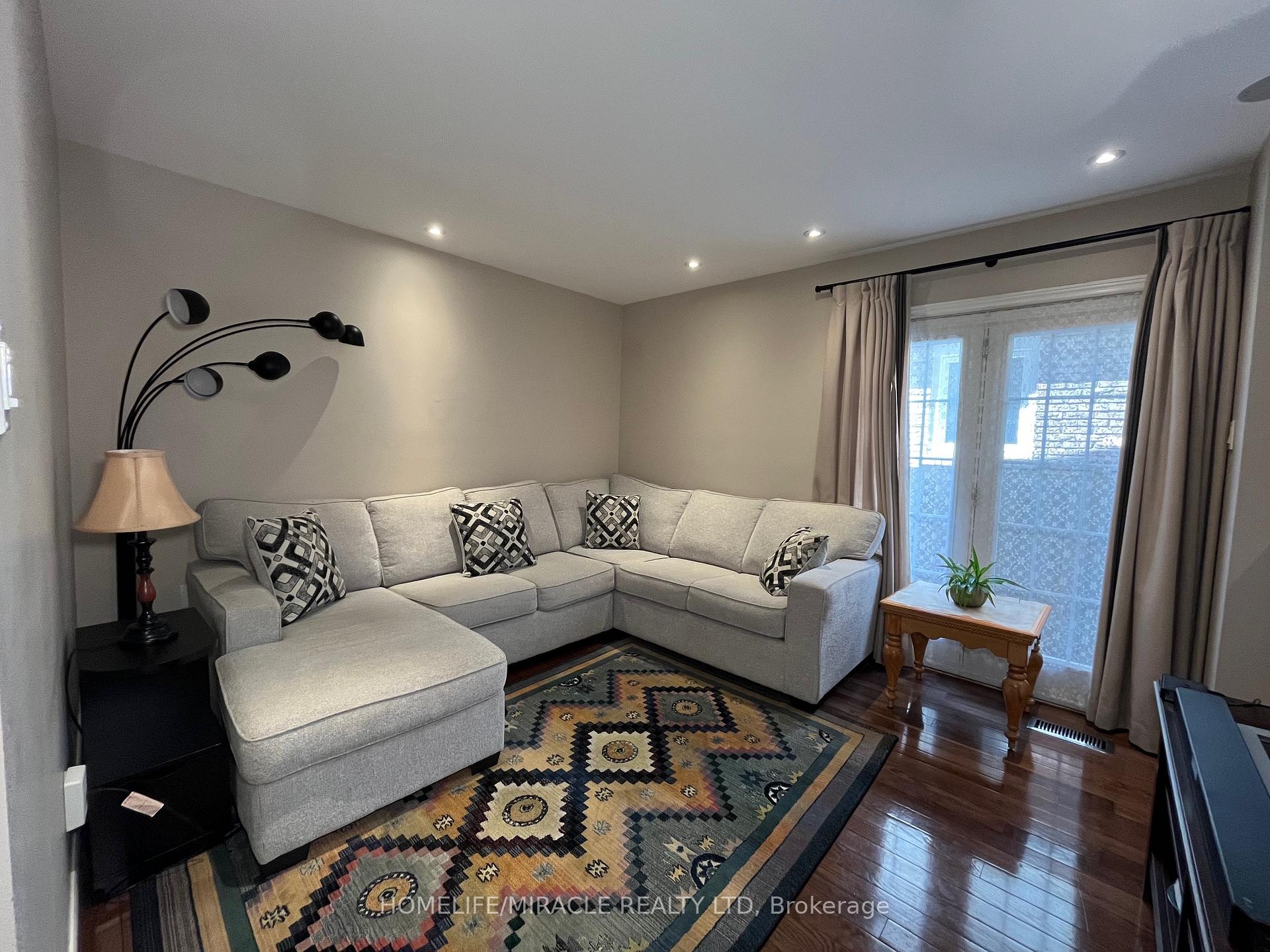 Photo 16 of 19 Teresa Drive, Whitby, Downtown Whitby — HOMEH