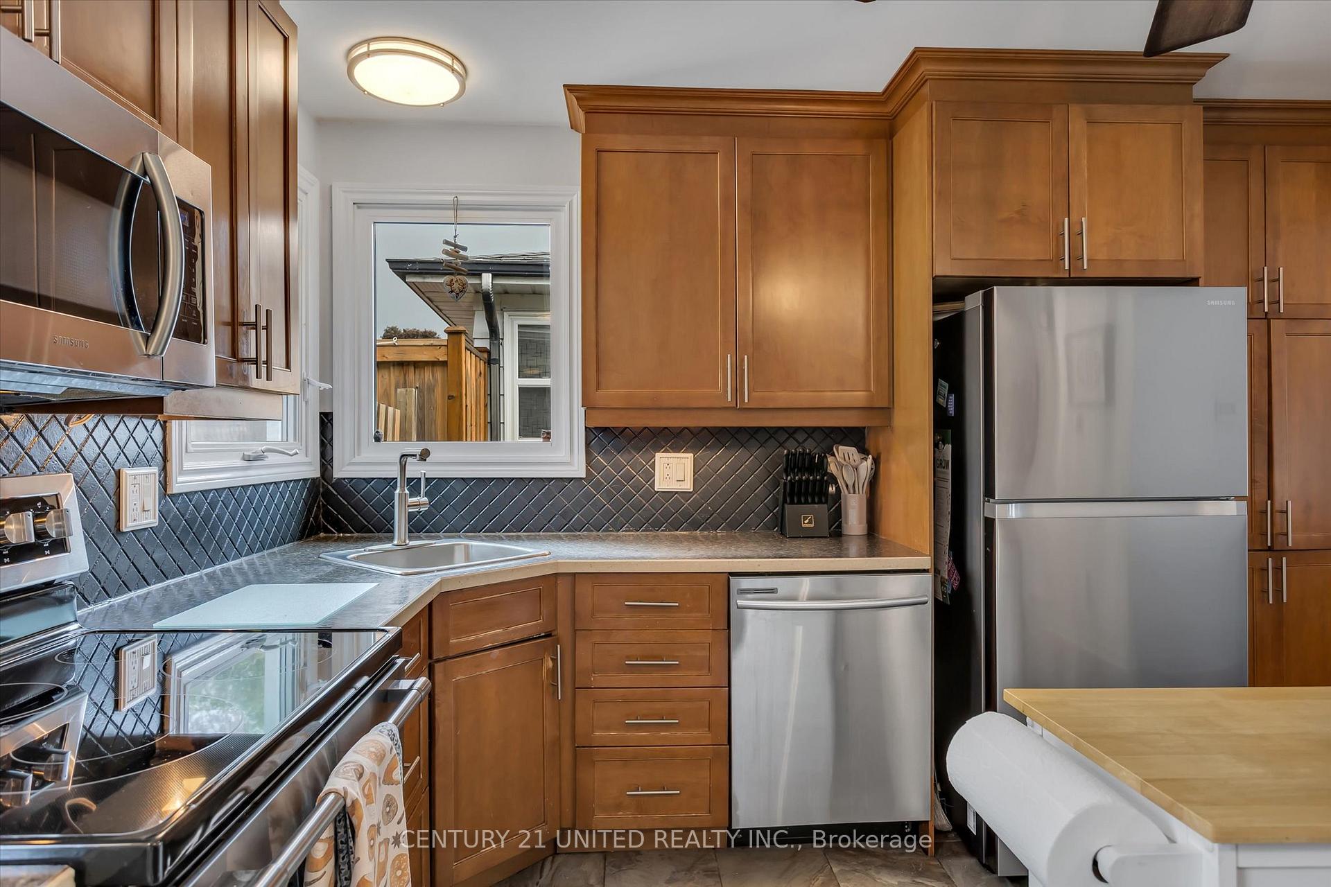 Photo 4 of 2594 Farmcrest Avenue, Peterborough, Ashburnham Ward 4 — HOMEH