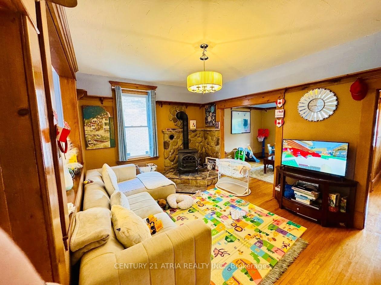 Photo 4 of 208 Park Street N, Peterborough, Town Ward 3 — HOMEH
