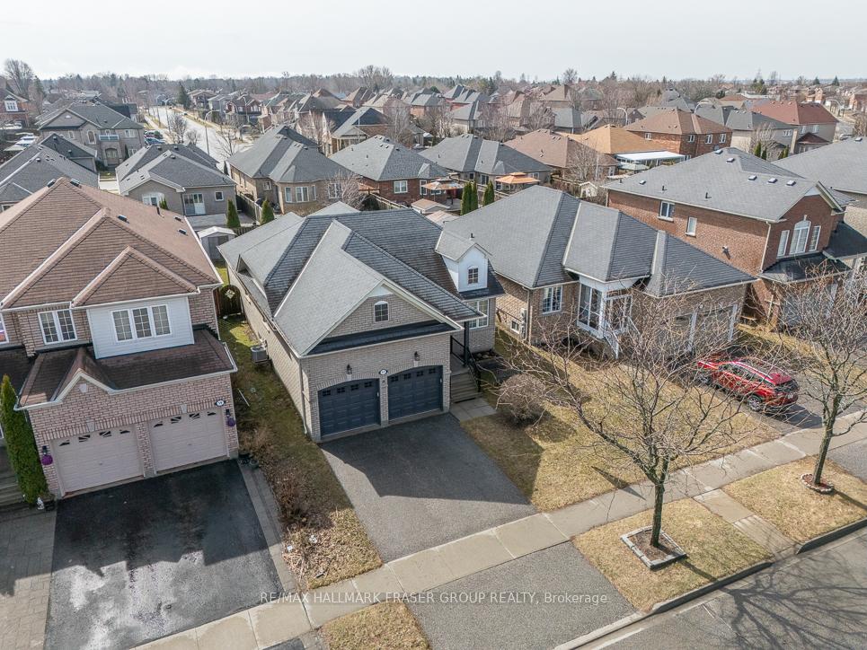 Photo 3 of 17 Harkness Drive, Whitby, Rolling Acres — HOMEH