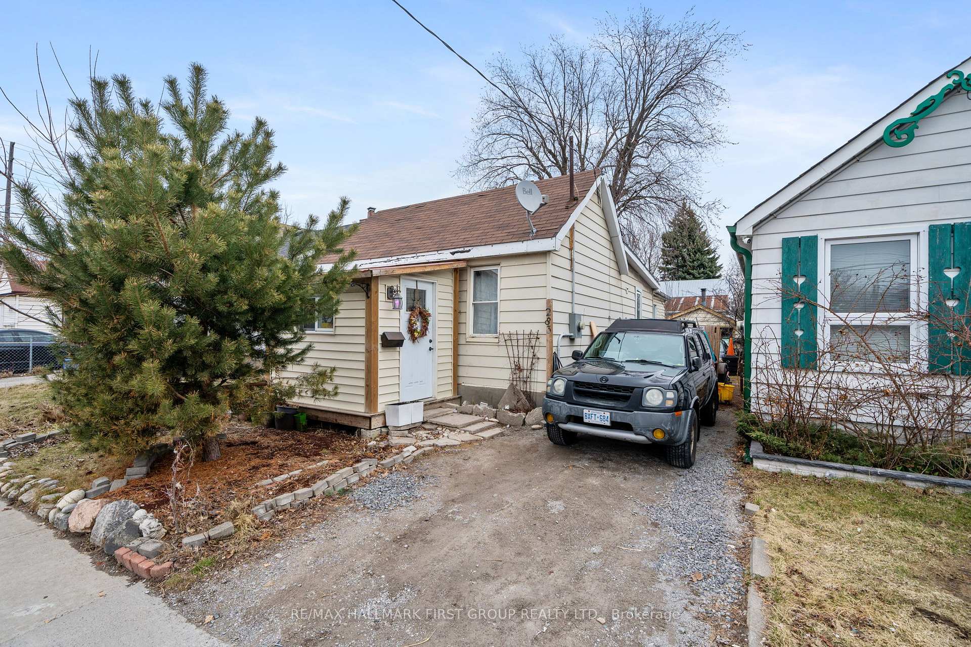 Front of 283 Park Road S