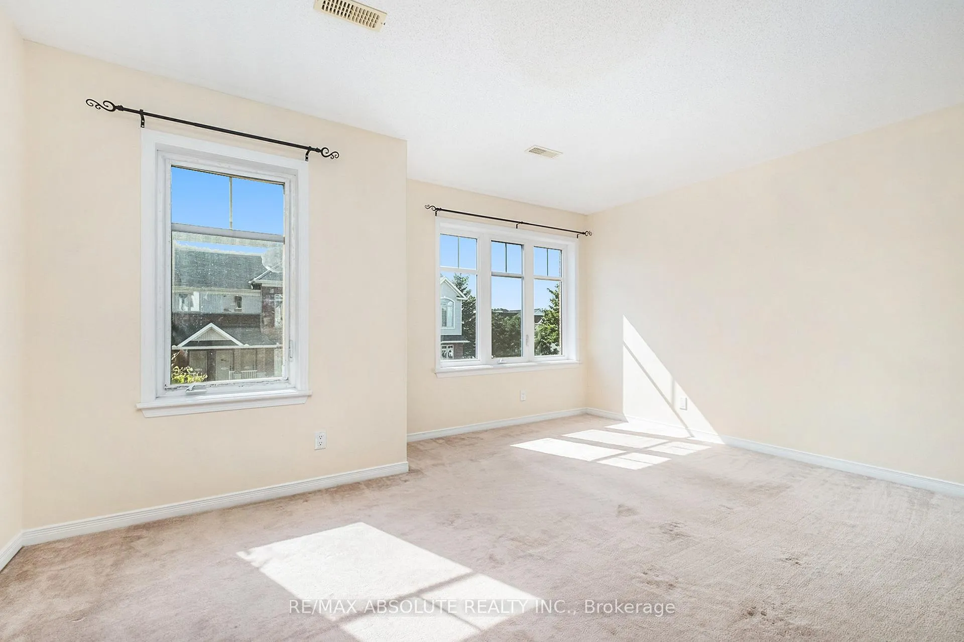 Photo 13 of 113 Keltie Private, Ottawa, Barrhaven - Longfields — HOMEH