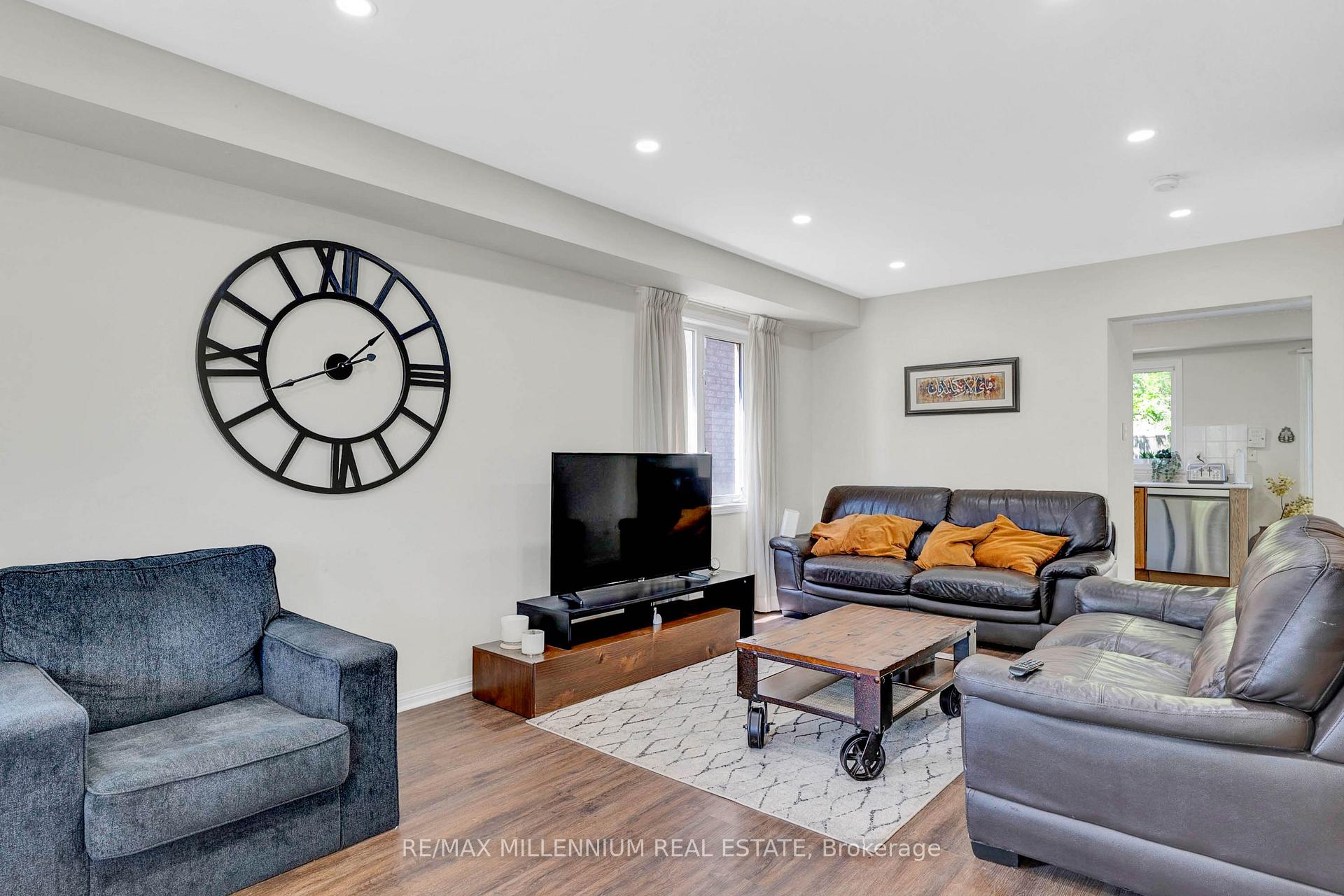 Front of 10 Mainland Crescent E