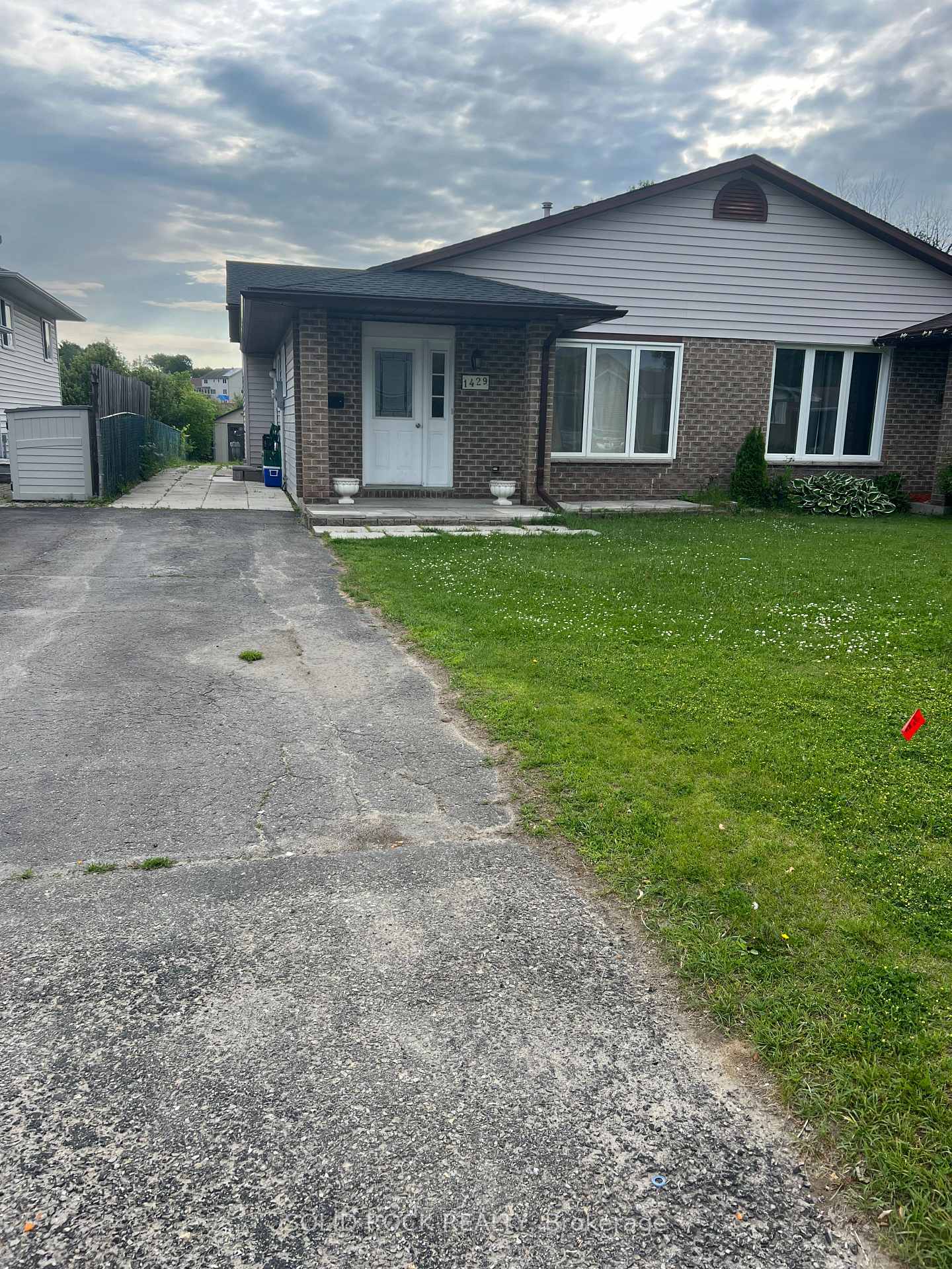 Photo 1 of 1429 Windsor Drive, Brockville — HOMEH