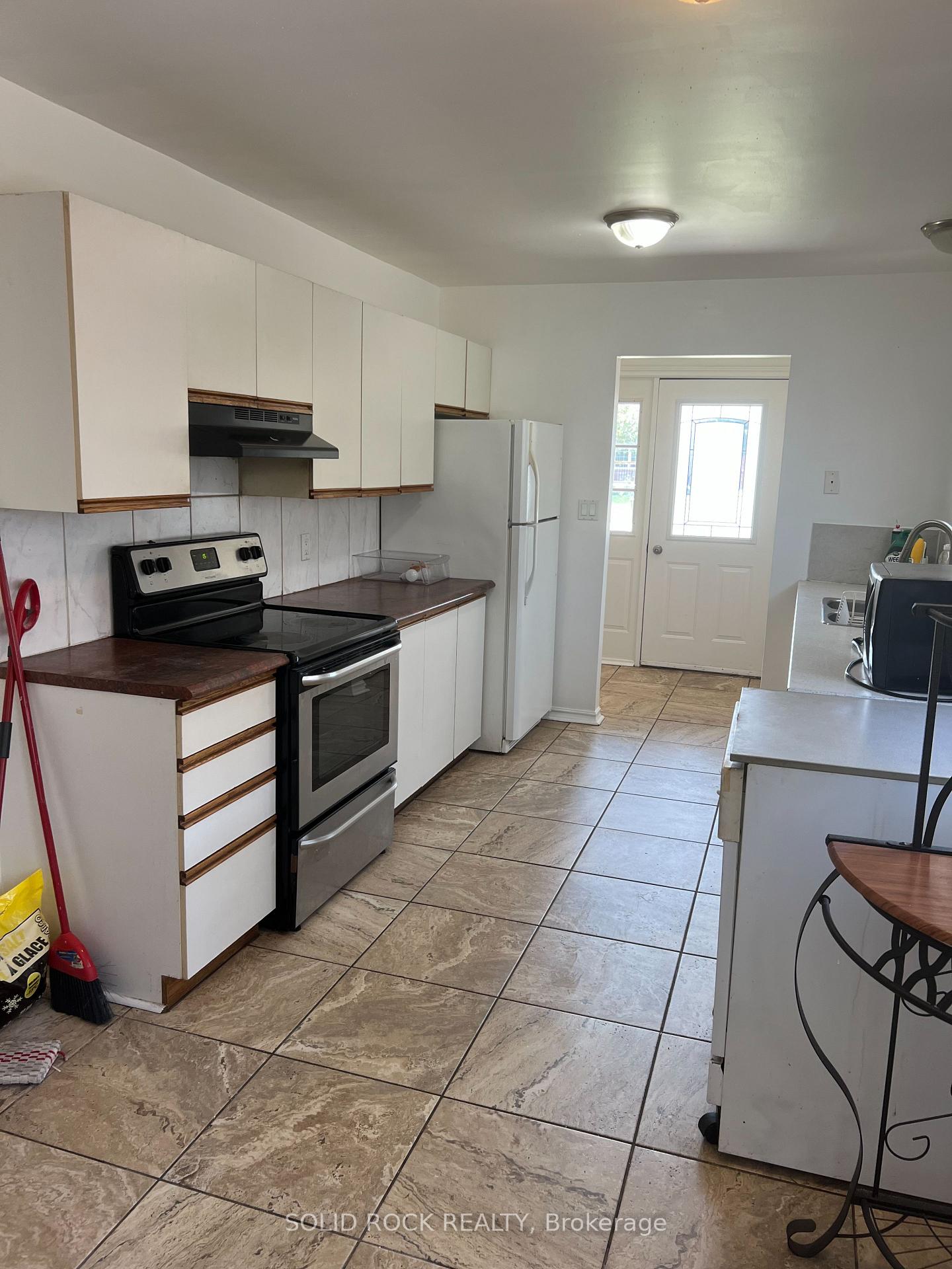 Photo 8 of 1429 Windsor Drive, Brockville — HOMEH