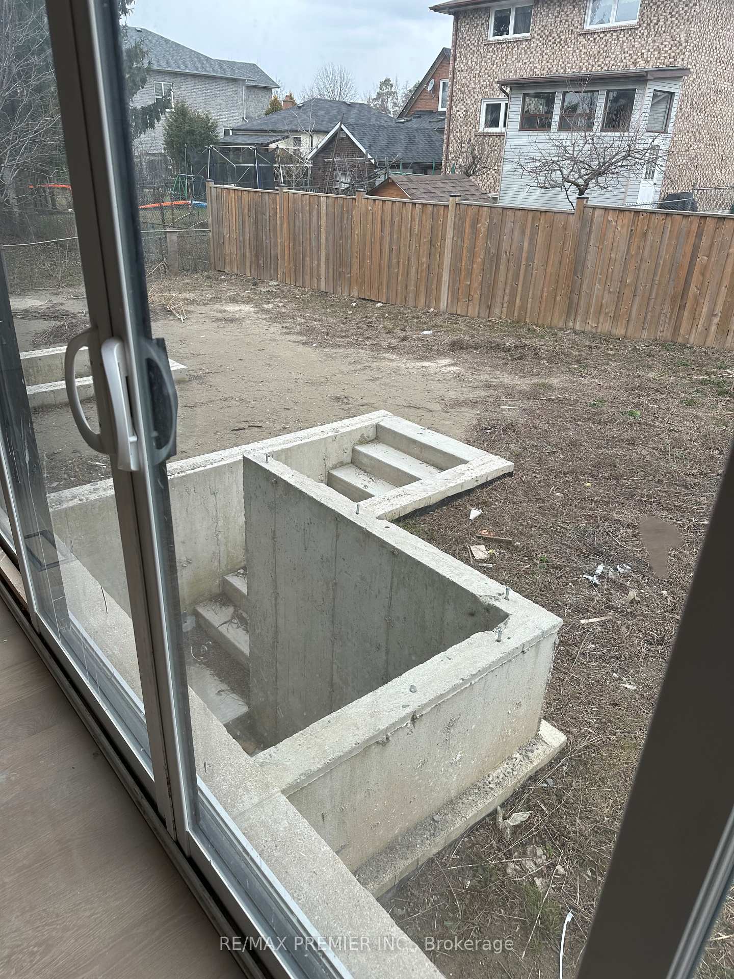 Photo 6 of 24 Rainbow Drive, Vaughan, West Woodbridge — HOMEH