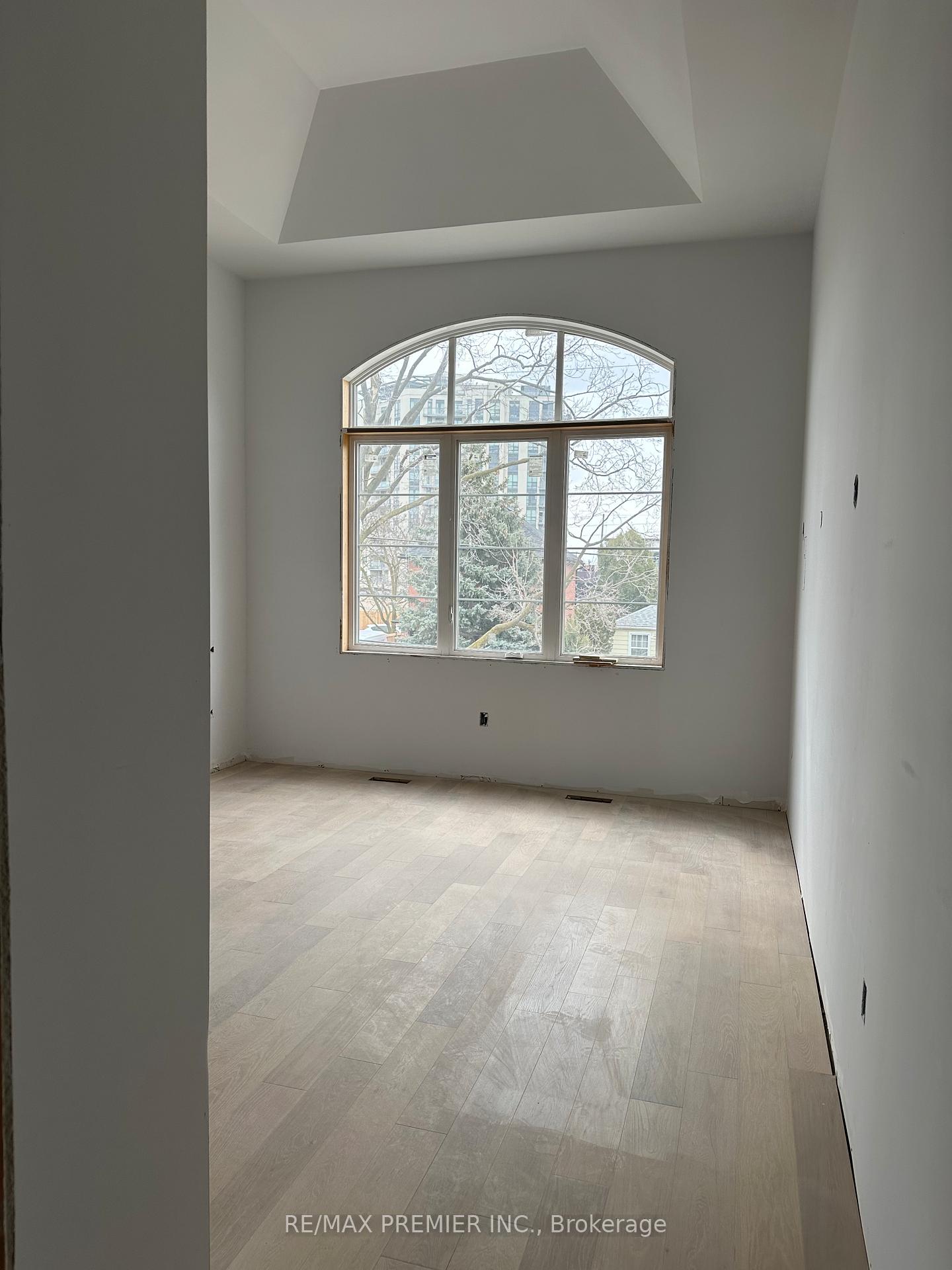 Photo 7 of 24 Rainbow Drive, Vaughan, West Woodbridge — HOMEH