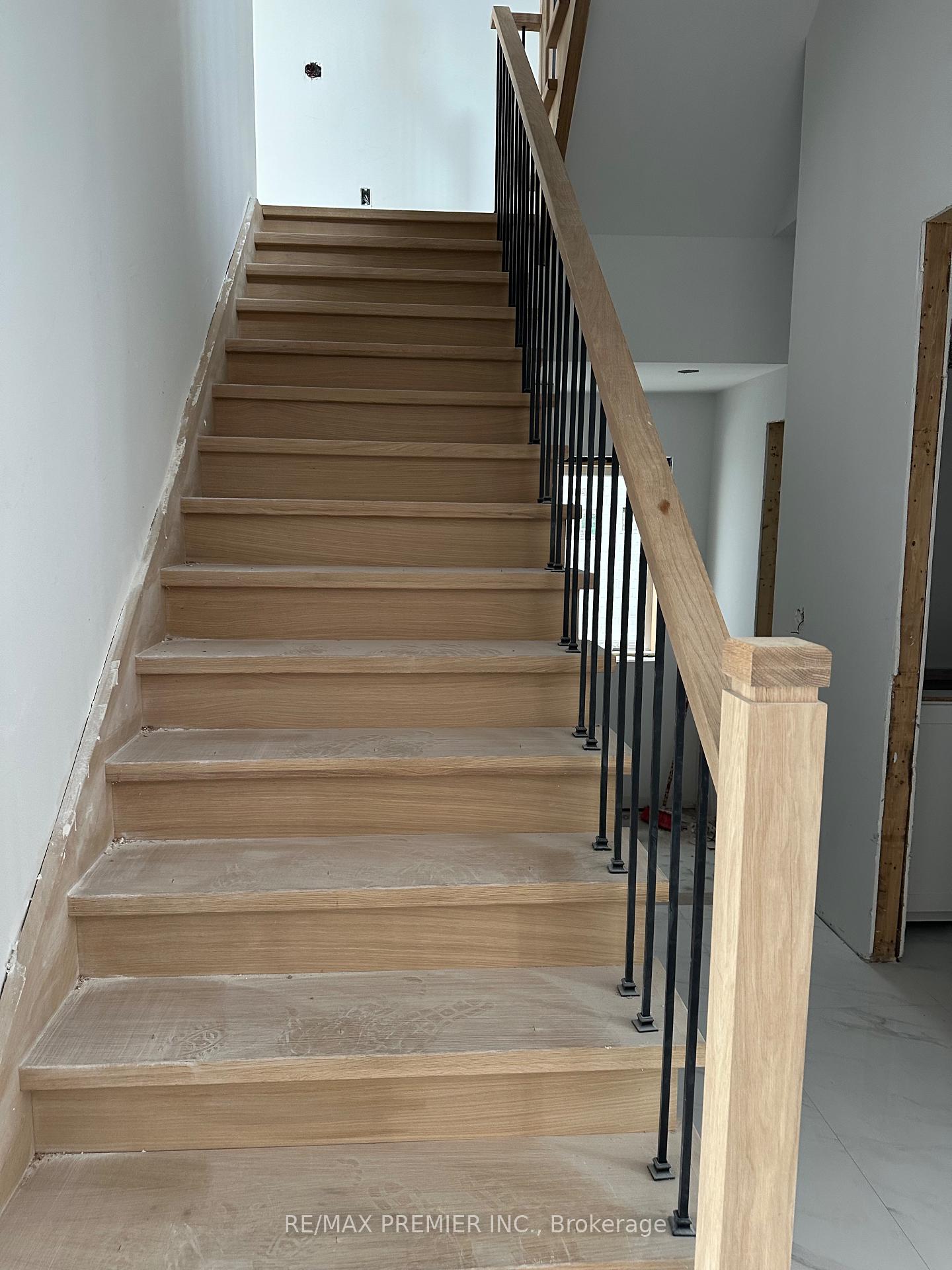 Photo 17 of 24 Rainbow Drive, Vaughan, West Woodbridge — HOMEH