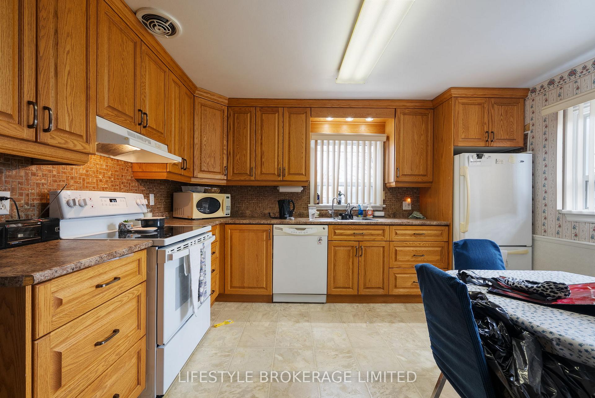 Photo 21 of 38 Tecumseh Avenue, Oshawa, Centennial — HOMEH