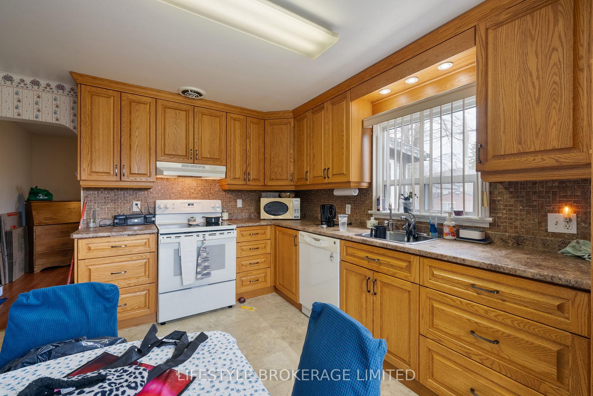 Photo 22 of 38 Tecumseh Avenue, Oshawa, Centennial — HOMEH