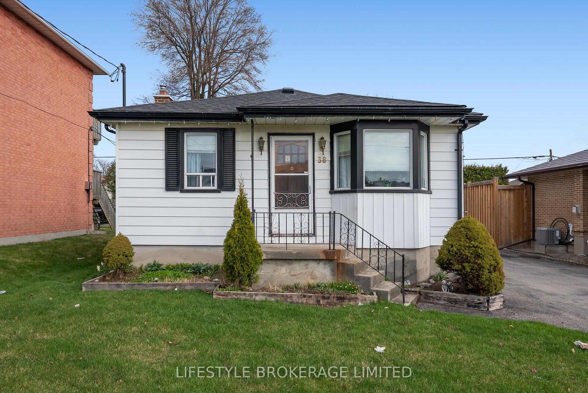 Photo 33 of 38 Tecumseh Avenue, Oshawa, Centennial — HOMEH