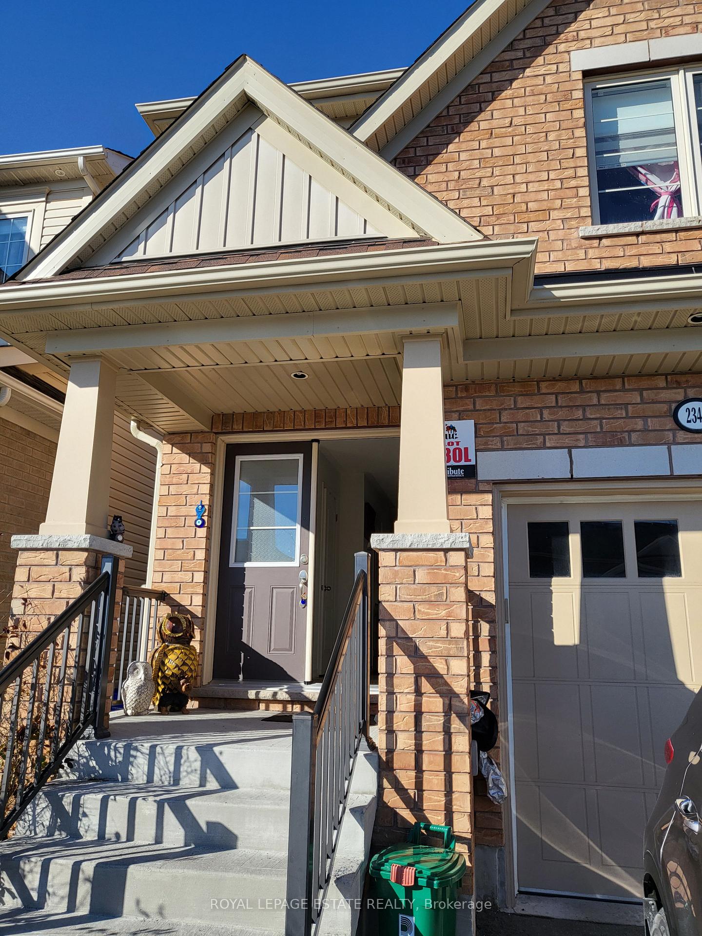 Photo 2 of 2340 Equestrian Crescent, Oshawa, Windfields — HOMEH
