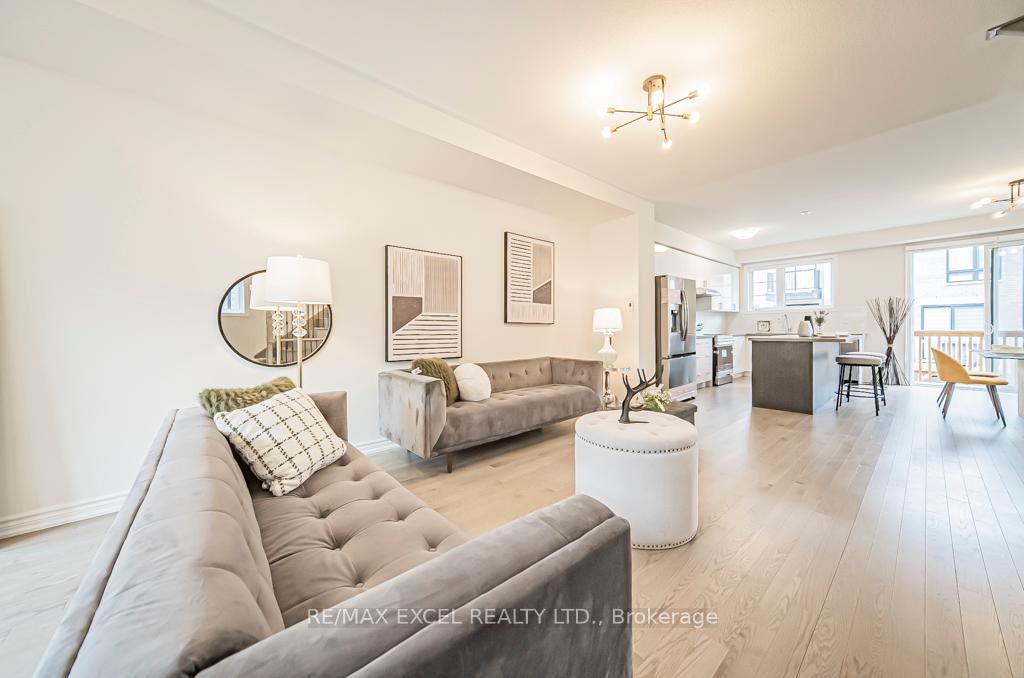 Photo 9 of 14 Lake Trail Way, Whitby, Brooklin — HOMEH