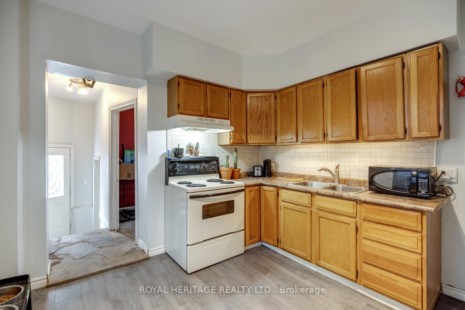 Photo 4 of 137 Elgin Street E, Oshawa, O'Neill — HOMEH