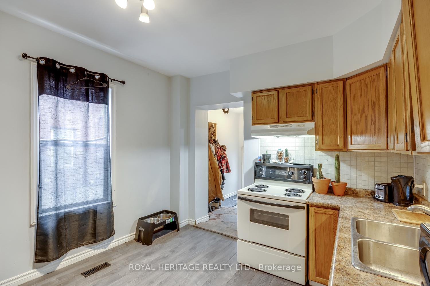 Photo 5 of 137 Elgin Street E, Oshawa, O'Neill — HOMEH
