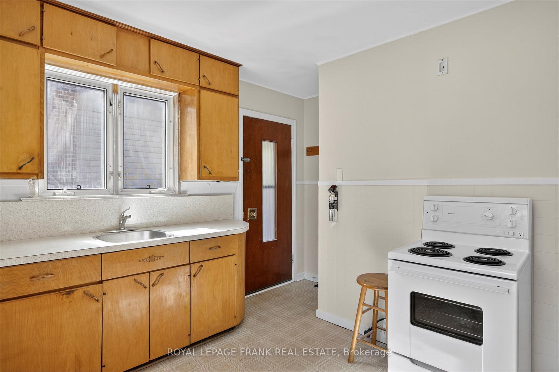 Photo 9 of 859 George Street N, Peterborough, Northcrest Ward 5 — HOMEH