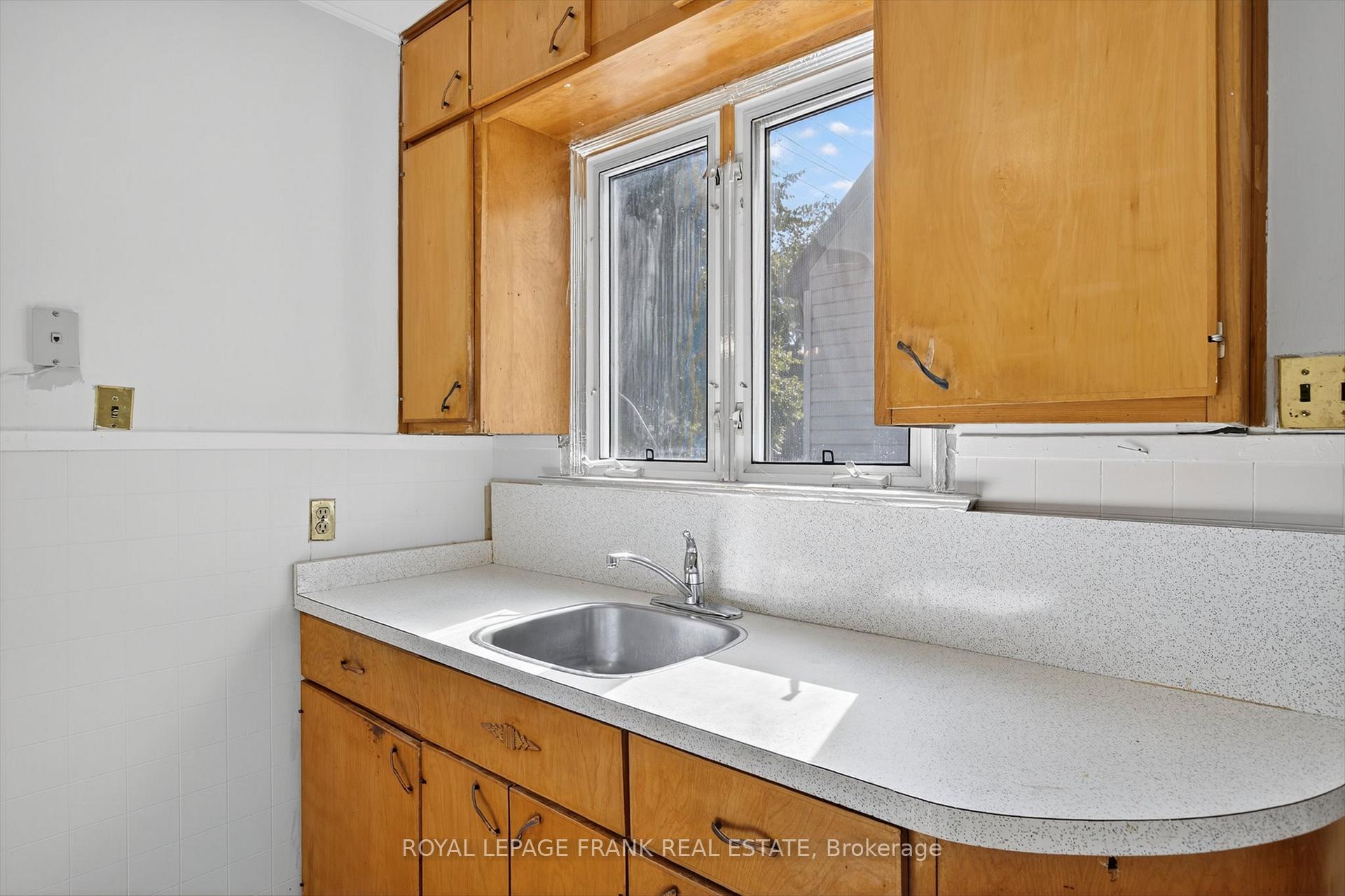 Photo 10 of 859 George Street N, Peterborough, Northcrest Ward 5 — HOMEH