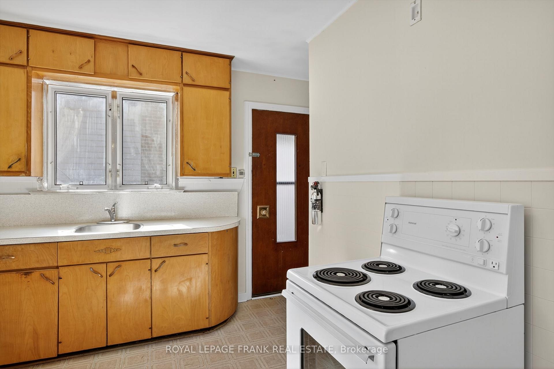 Photo 11 of 859 George Street N, Peterborough, Northcrest Ward 5 — HOMEH