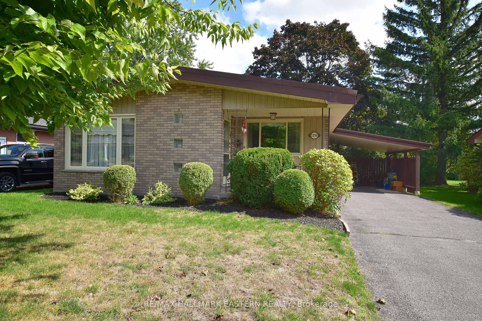 Photo 2 of 1250 Franklin Drive, Peterborough, Northcrest Ward 5 — HOMEH