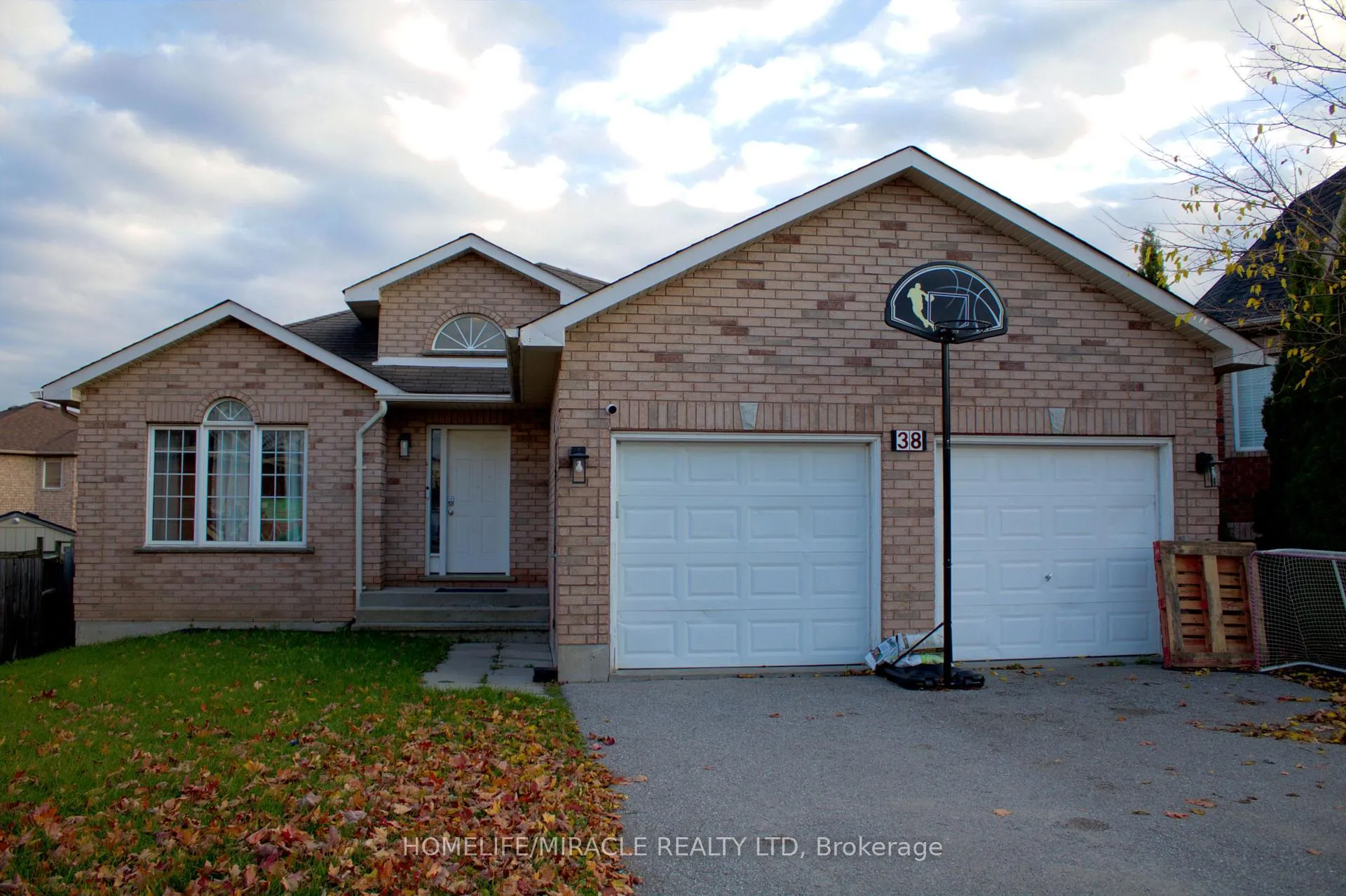 Photo 2 of 38 Dunsmore Lane, Barrie, 400 East — HOMEH