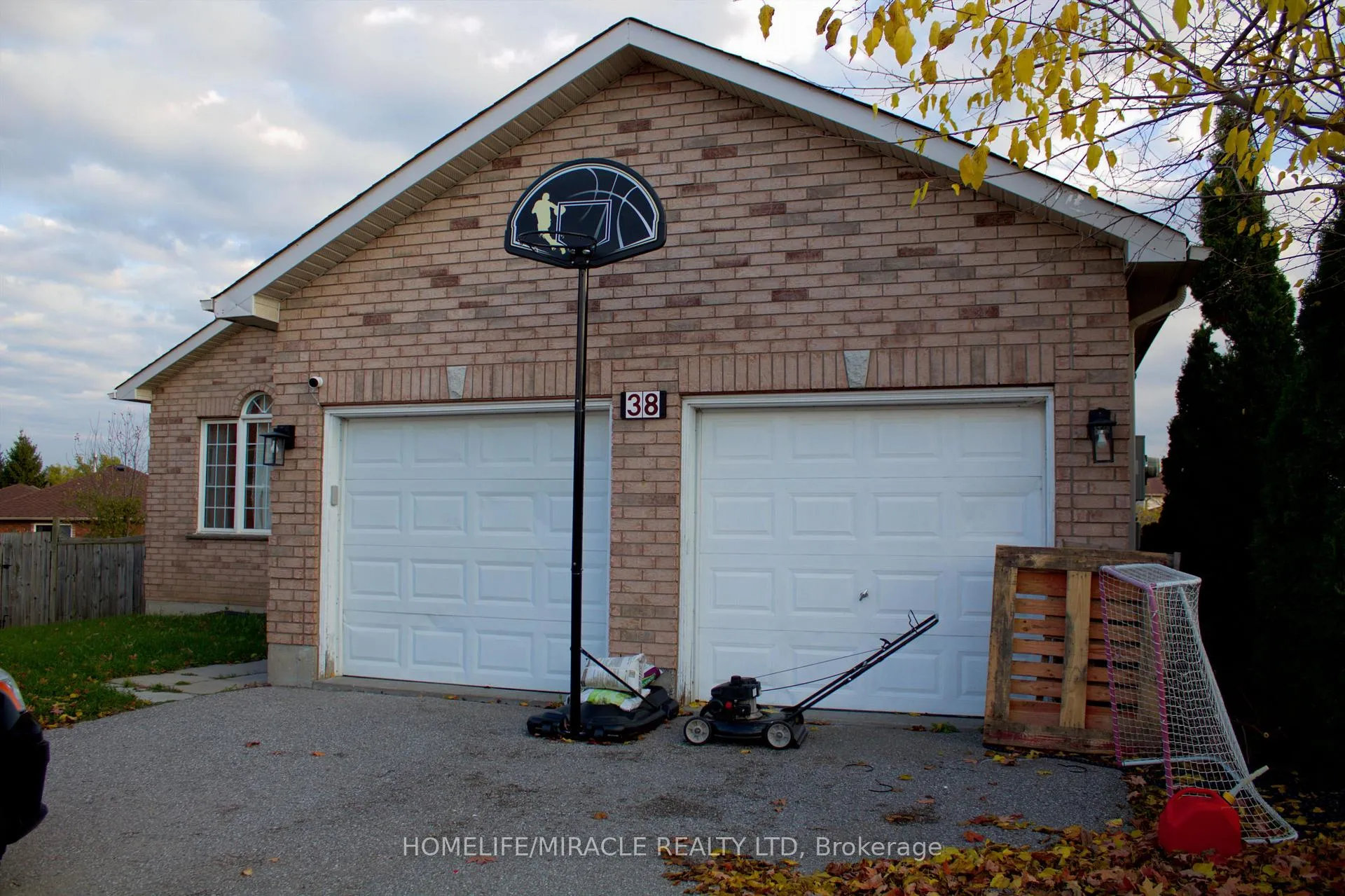 Photo 3 of 38 Dunsmore Lane, Barrie, 400 East — HOMEH