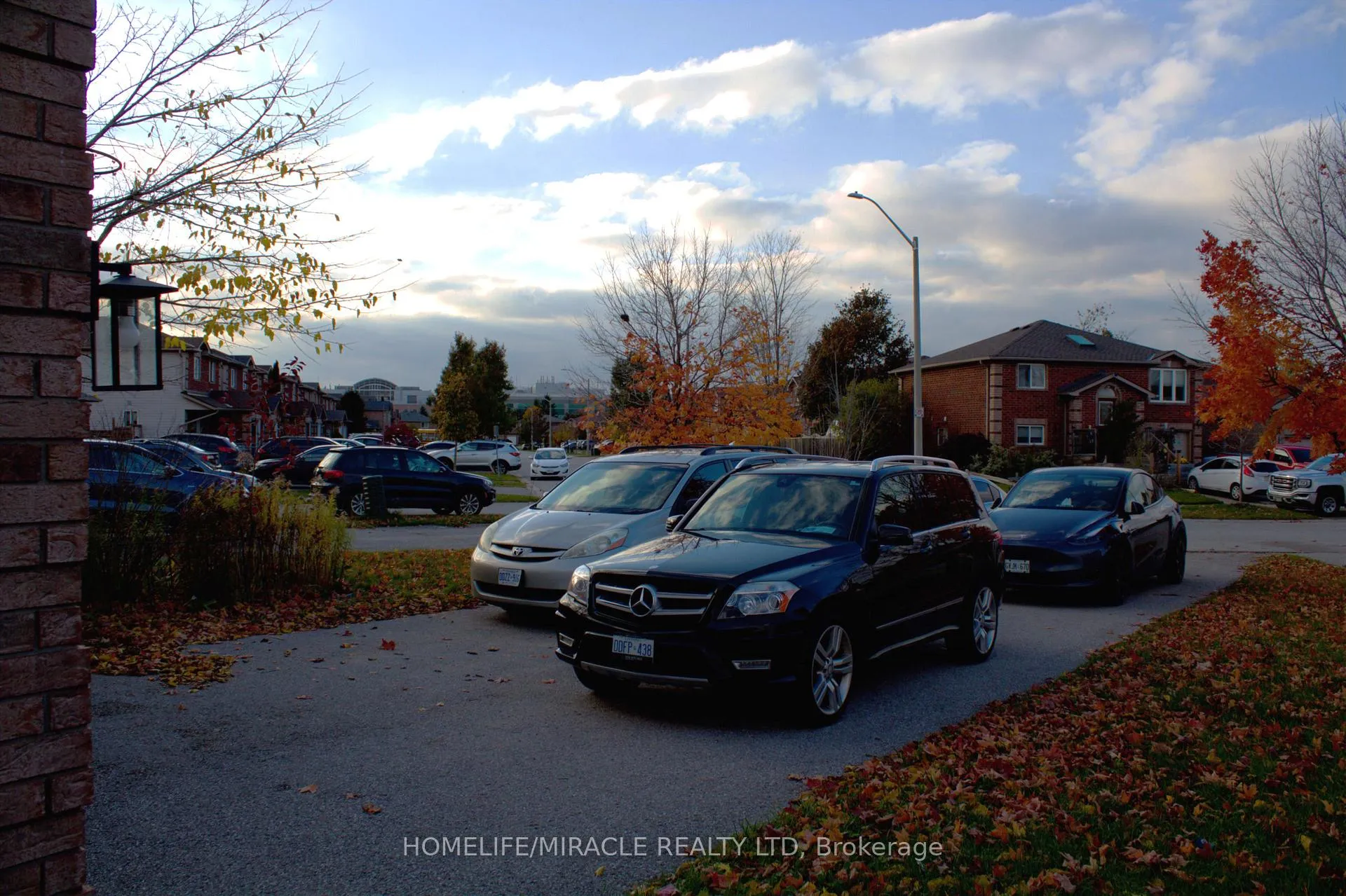 Photo 4 of 38 Dunsmore Lane, Barrie, 400 East — HOMEH