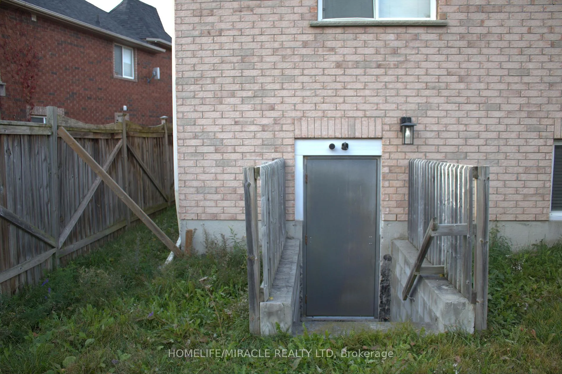 Photo 17 of 38 Dunsmore Lane, Barrie, 400 East — HOMEH