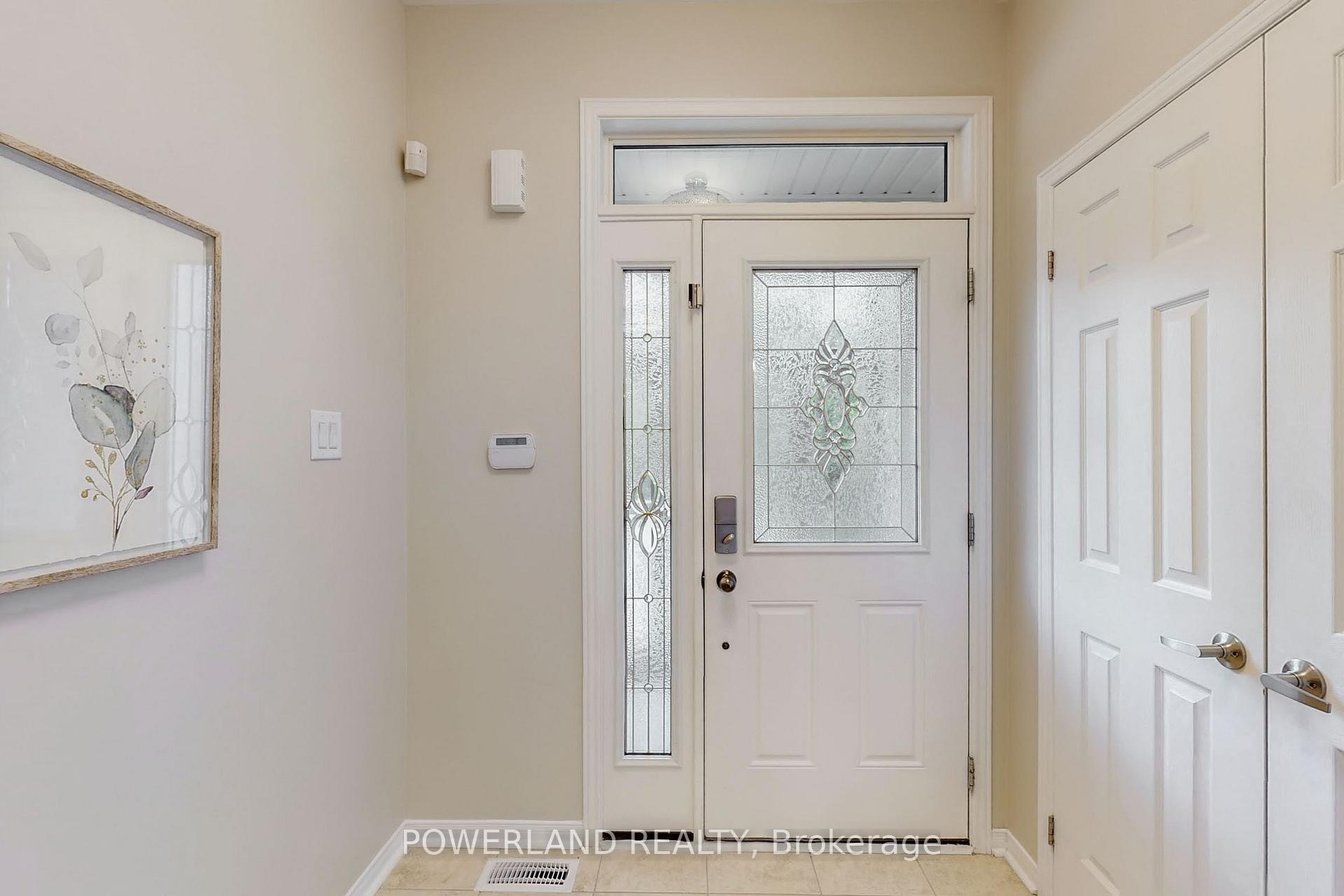 Photo 3 of 111 Spruce Pine Crescent, Vaughan, Patterson — HOMEH