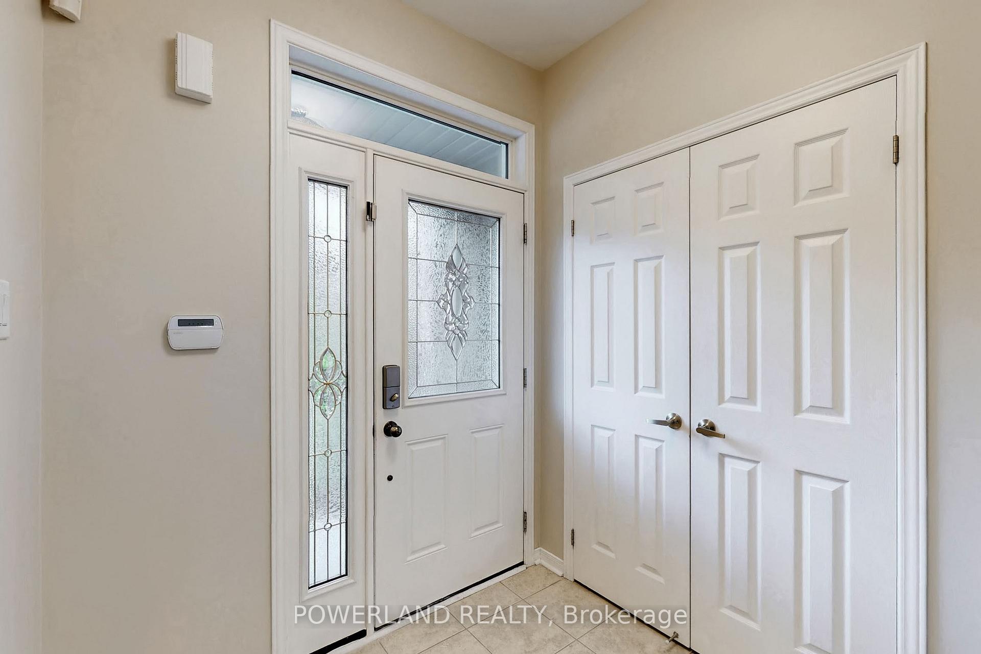 Photo 4 of 111 Spruce Pine Crescent, Vaughan, Patterson — HOMEH