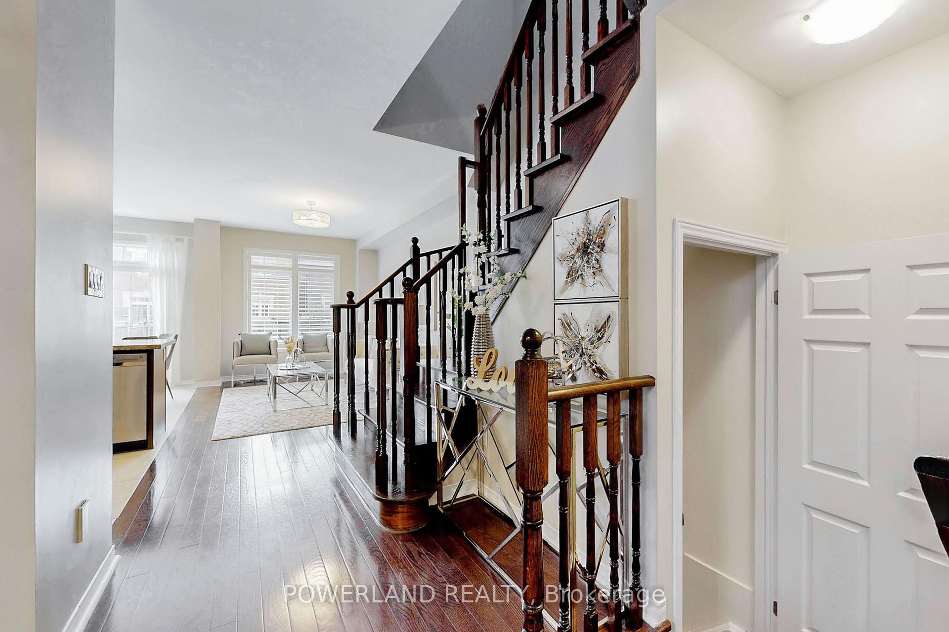 Photo 5 of 111 Spruce Pine Crescent, Vaughan, Patterson — HOMEH