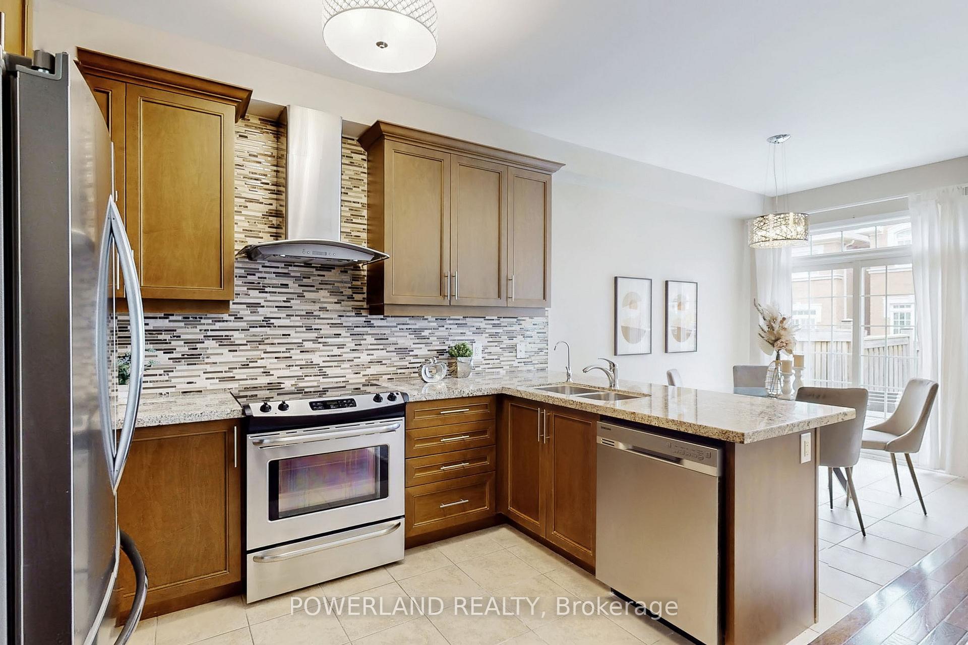 Photo 13 of 111 Spruce Pine Crescent, Vaughan, Patterson — HOMEH