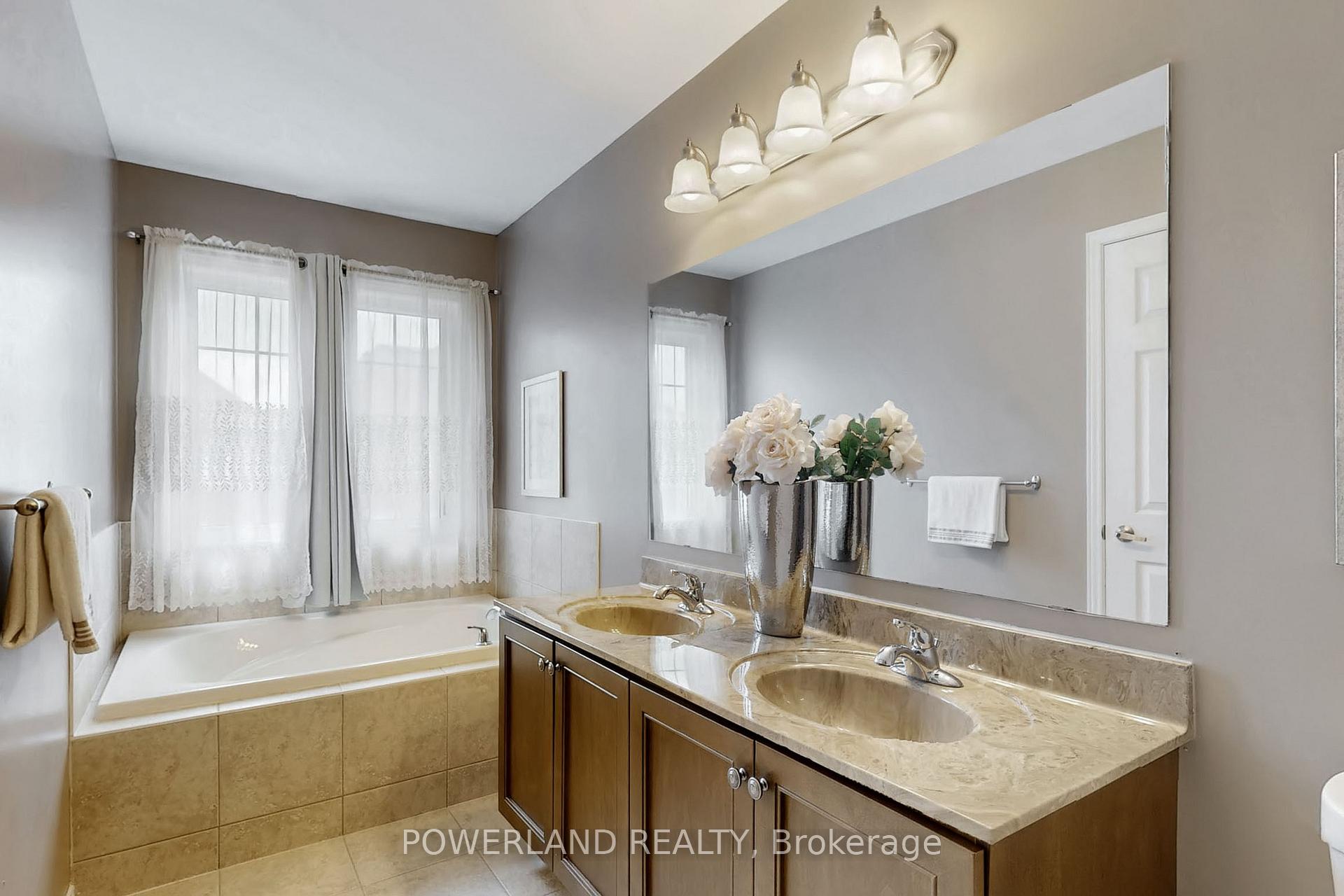 Photo 24 of 111 Spruce Pine Crescent, Vaughan, Patterson — HOMEH