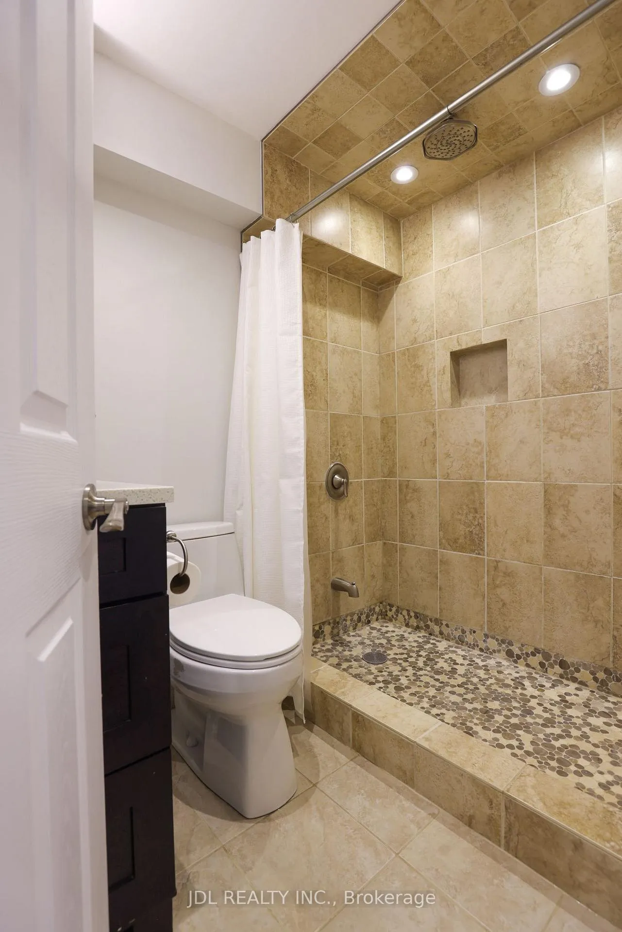 Photo 7 of Unit Walkout Basement, 32 Bestview Crescent, Vaughan, Maple — HOMEH