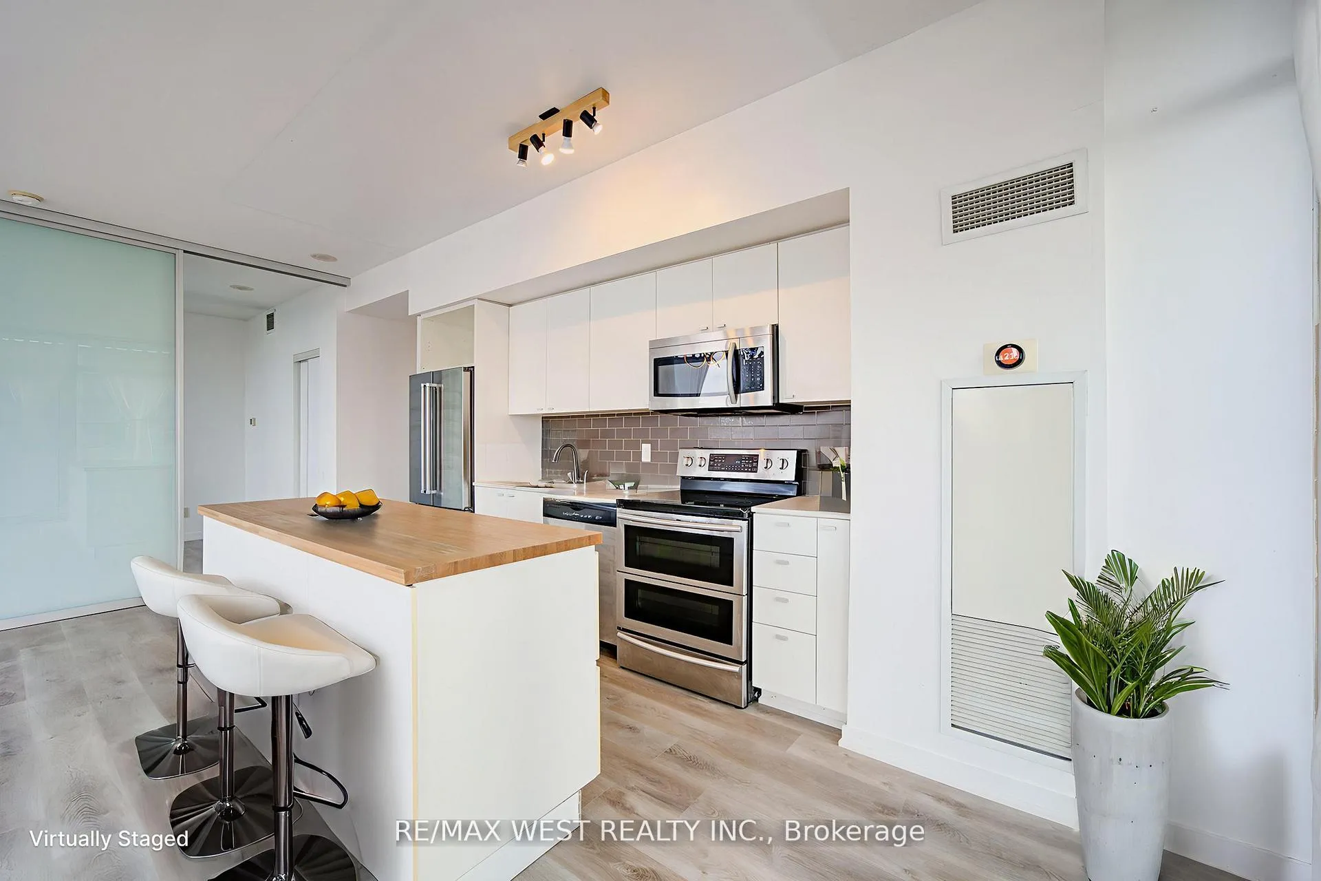 Photo 11 of Unit 813, 103 The Queensway, Toronto, High Park-Swansea — HOMEH