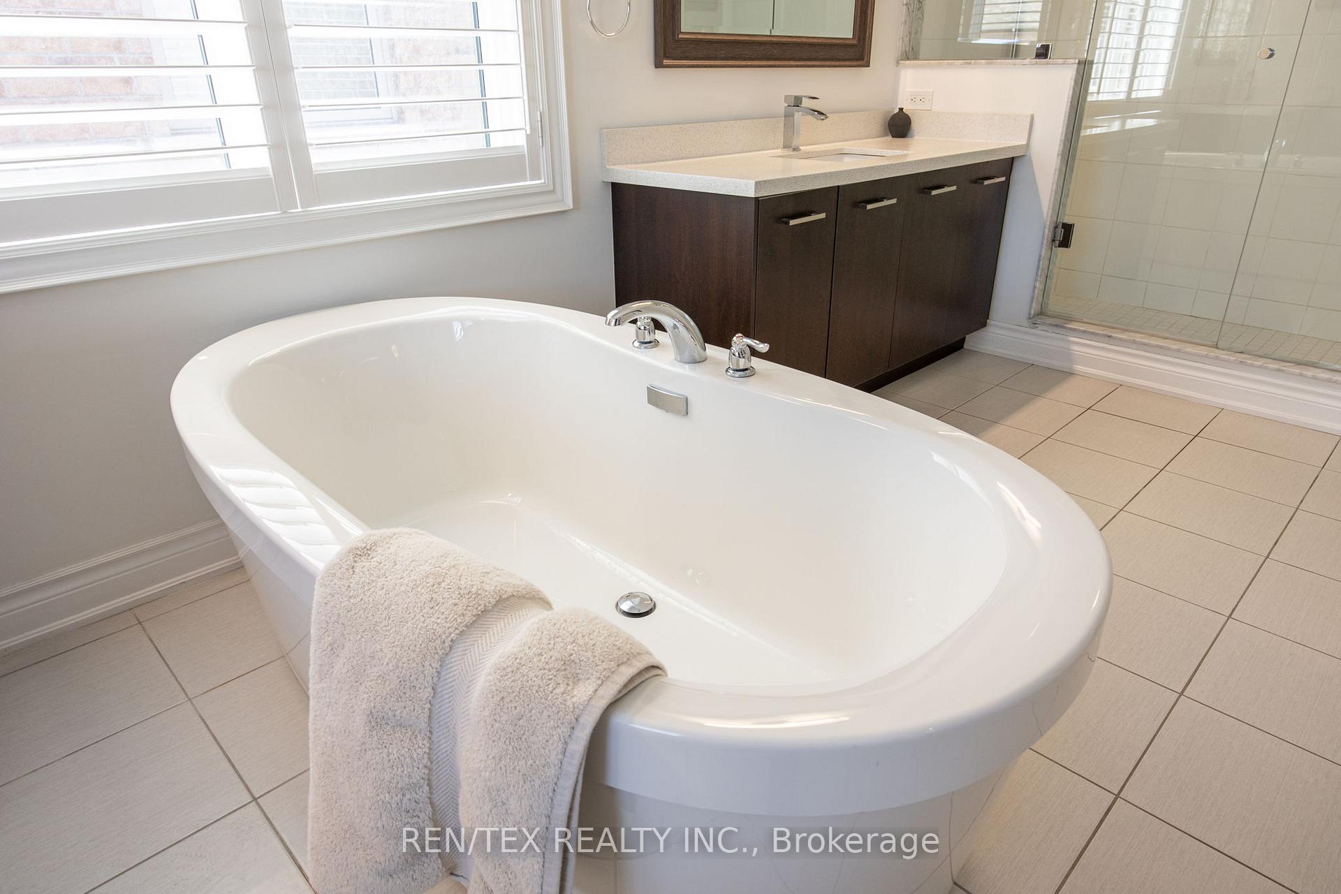 Photo 40 of 68 Beaconsfield Drive, Vaughan, Kleinburg — HOMEH