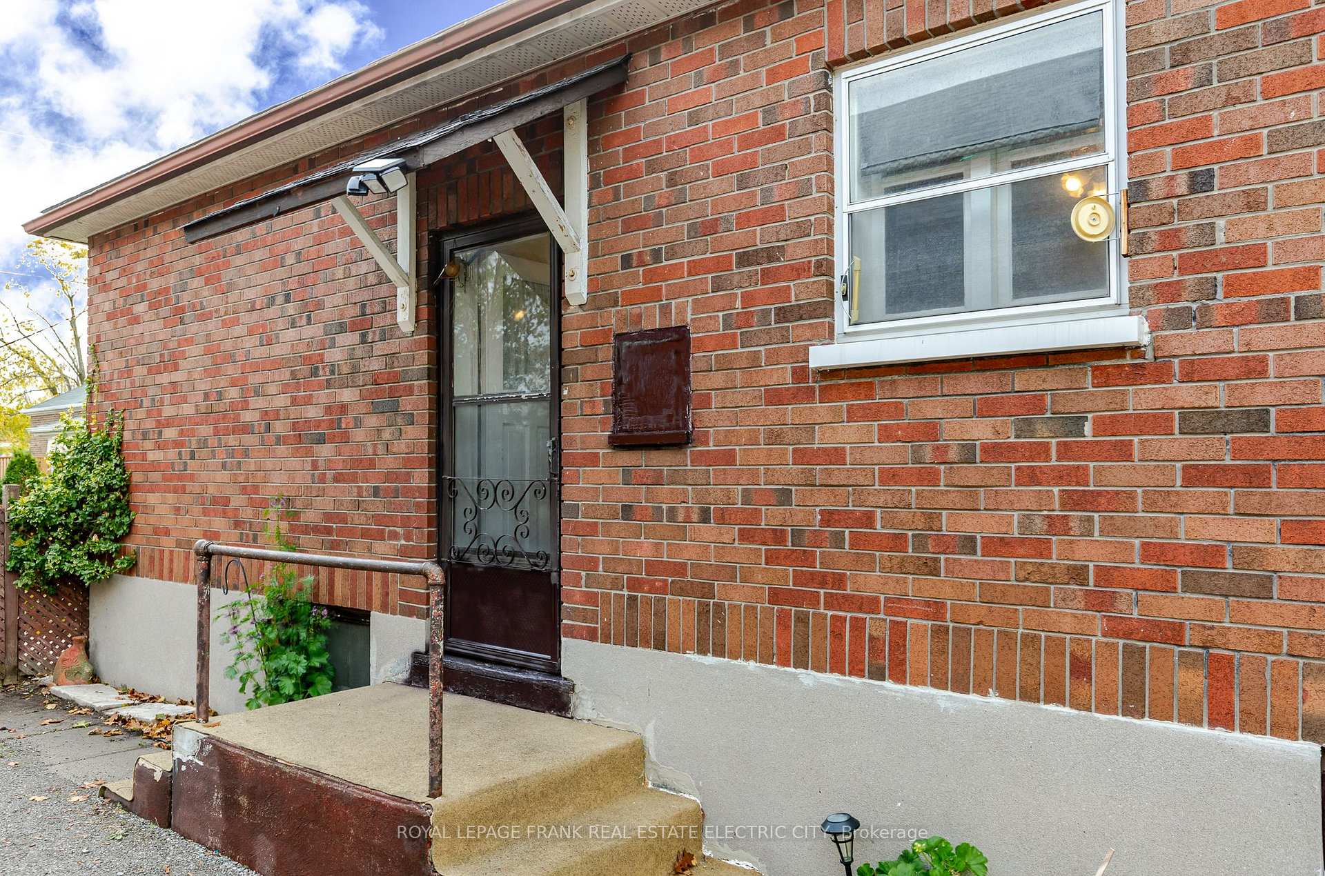 Photo 5 of 573 McCannan Avenue, Peterborough, Town Ward 3 — HOMEH