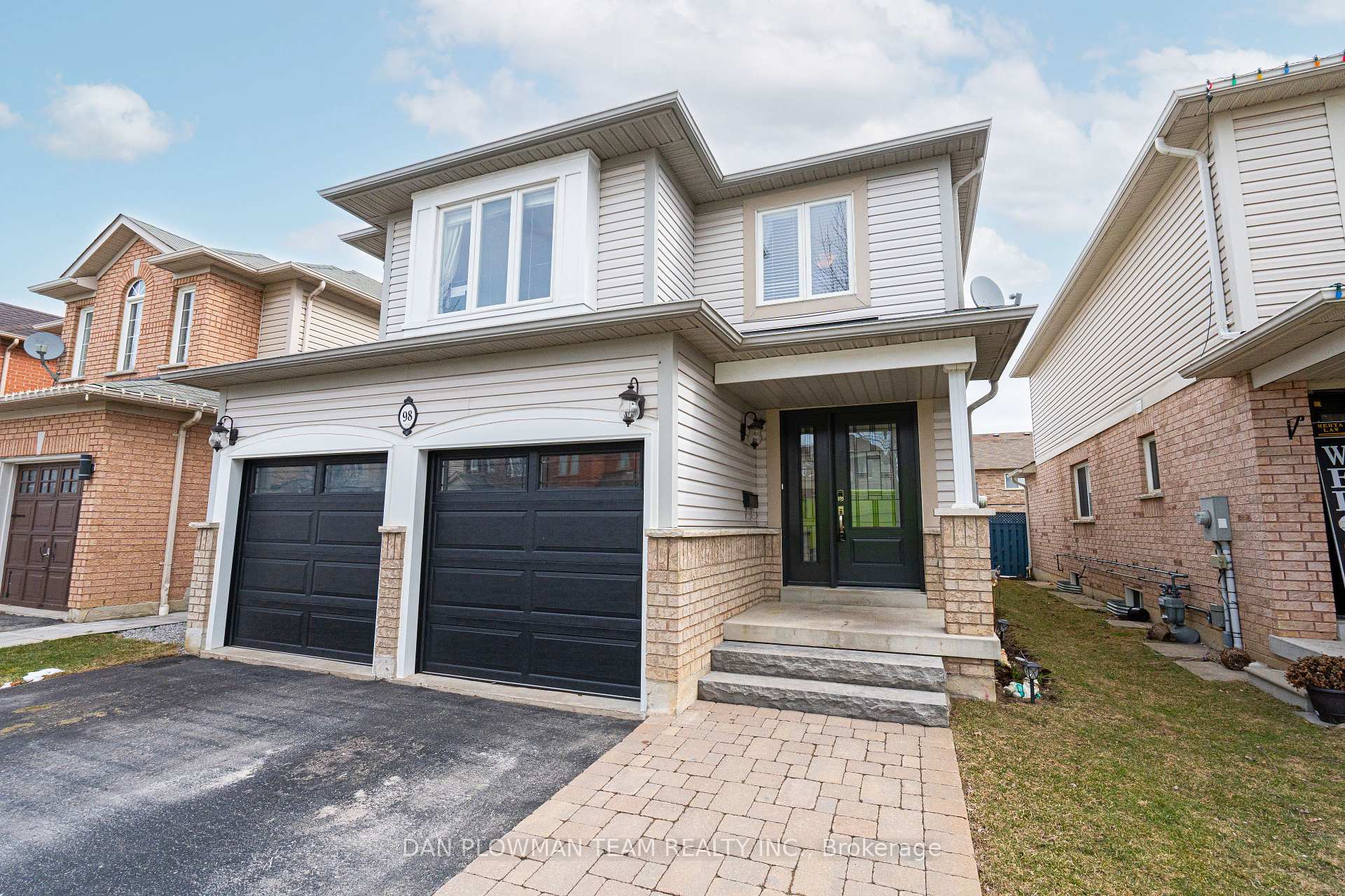 Photo 3 of 98 Longueuil Place, Whitby, Pringle Creek — HOMEH
