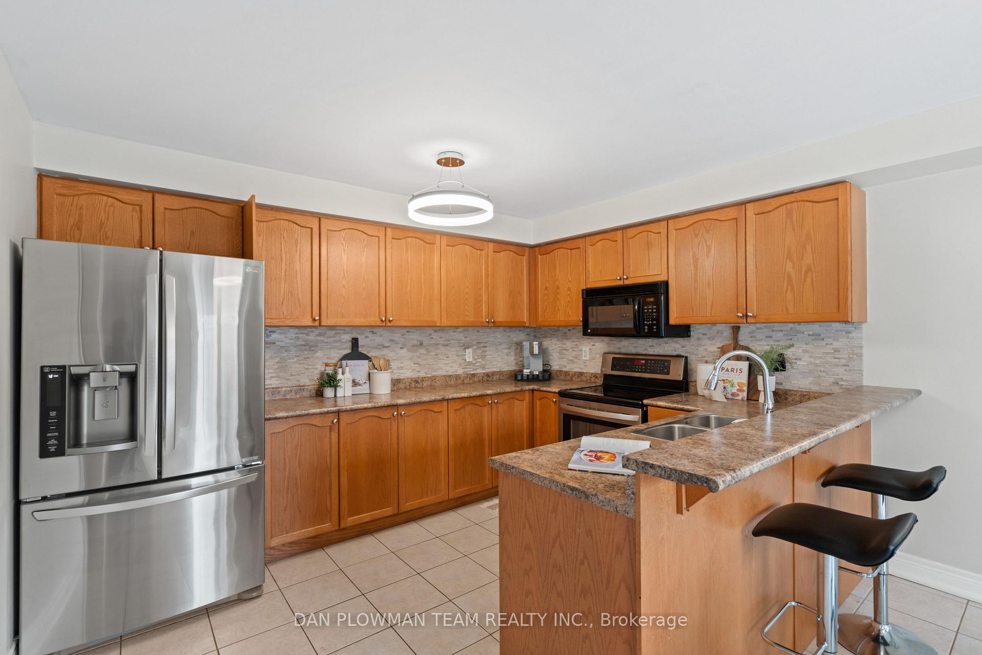 Photo 10 of 98 Longueuil Place, Whitby, Pringle Creek — HOMEH