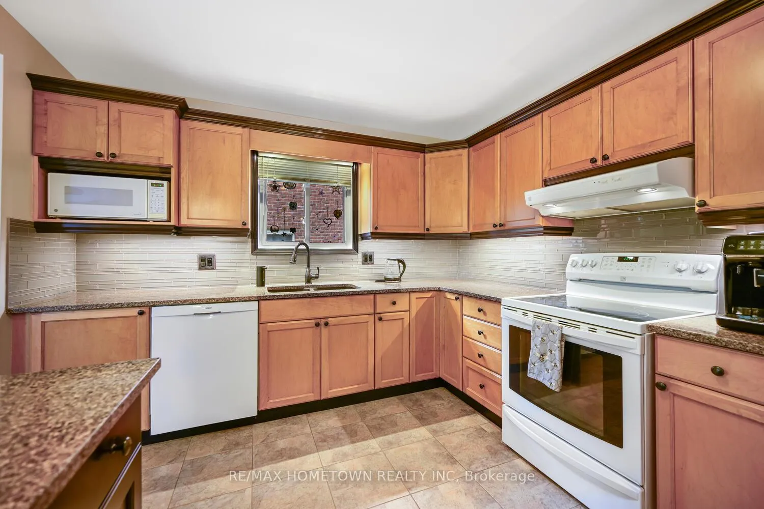 Photo 14 of 80 Cambridge Crescent, Brockville — HOMEH