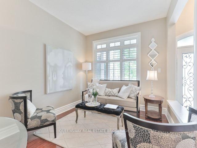 Photo 4 of 19 Petermann Street, Aurora, Bayview Northeast — HOMEH